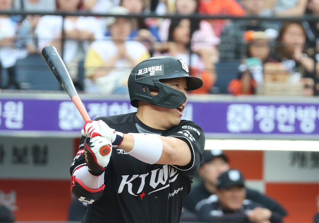 타격하는 김현수