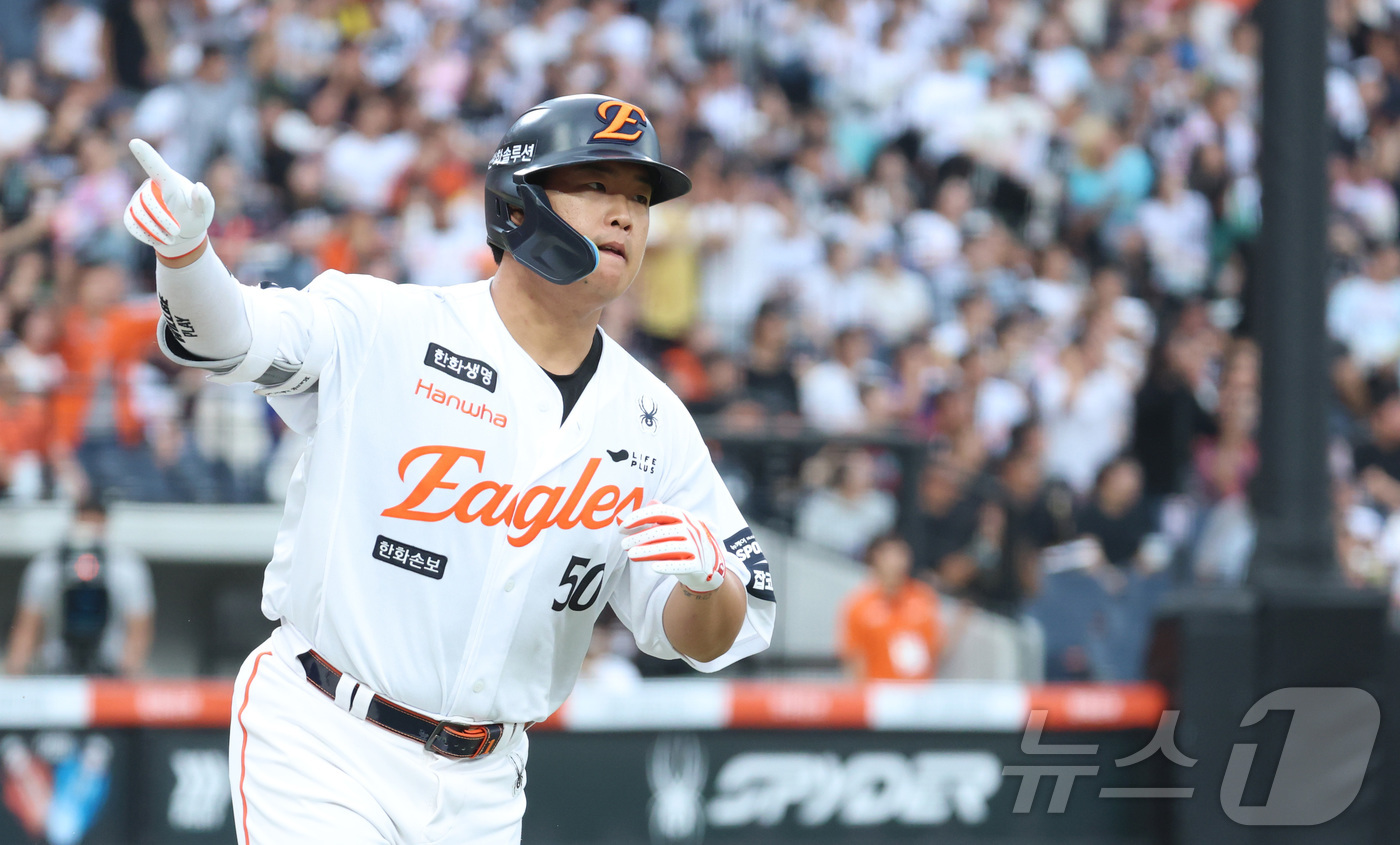 (대전=뉴스1) 김기남 기자 = 1일 대전 한화생명볼파크에서 열린 2026 신한 SOL KBO리그 KT위즈와 한화 이글스의 경기에서 한화 강백호가 2회말 솔로 홈런을 치며 환호하고 …