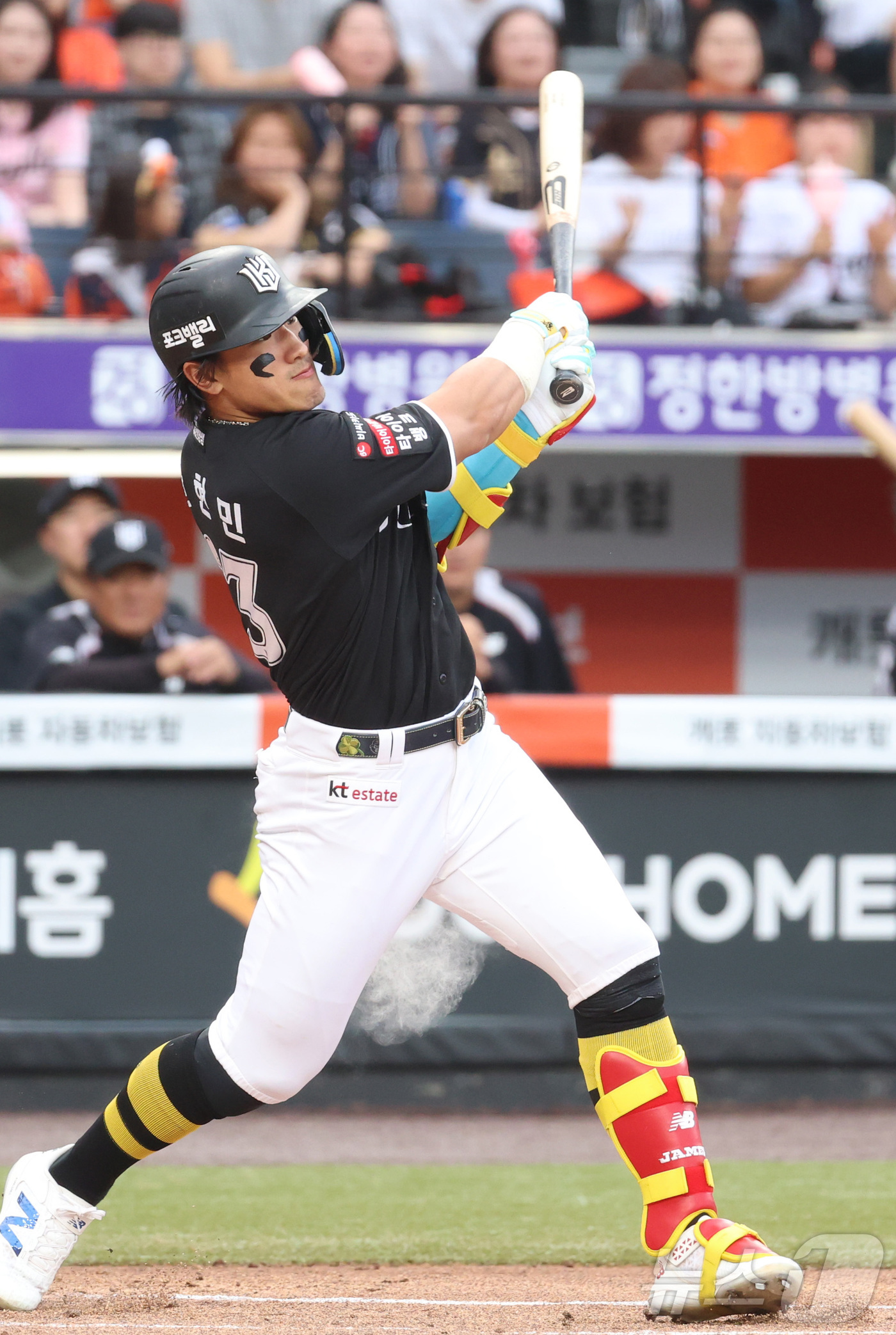 (대전=뉴스1) 김기남 기자 = 1일 대전 한화생명볼파크에서 열린 2026 신한 SOL KBO리그 KT위즈와 한화 이글스의 경기에서 KT 안현민이 1회초 타격하고 있다. 2026. …