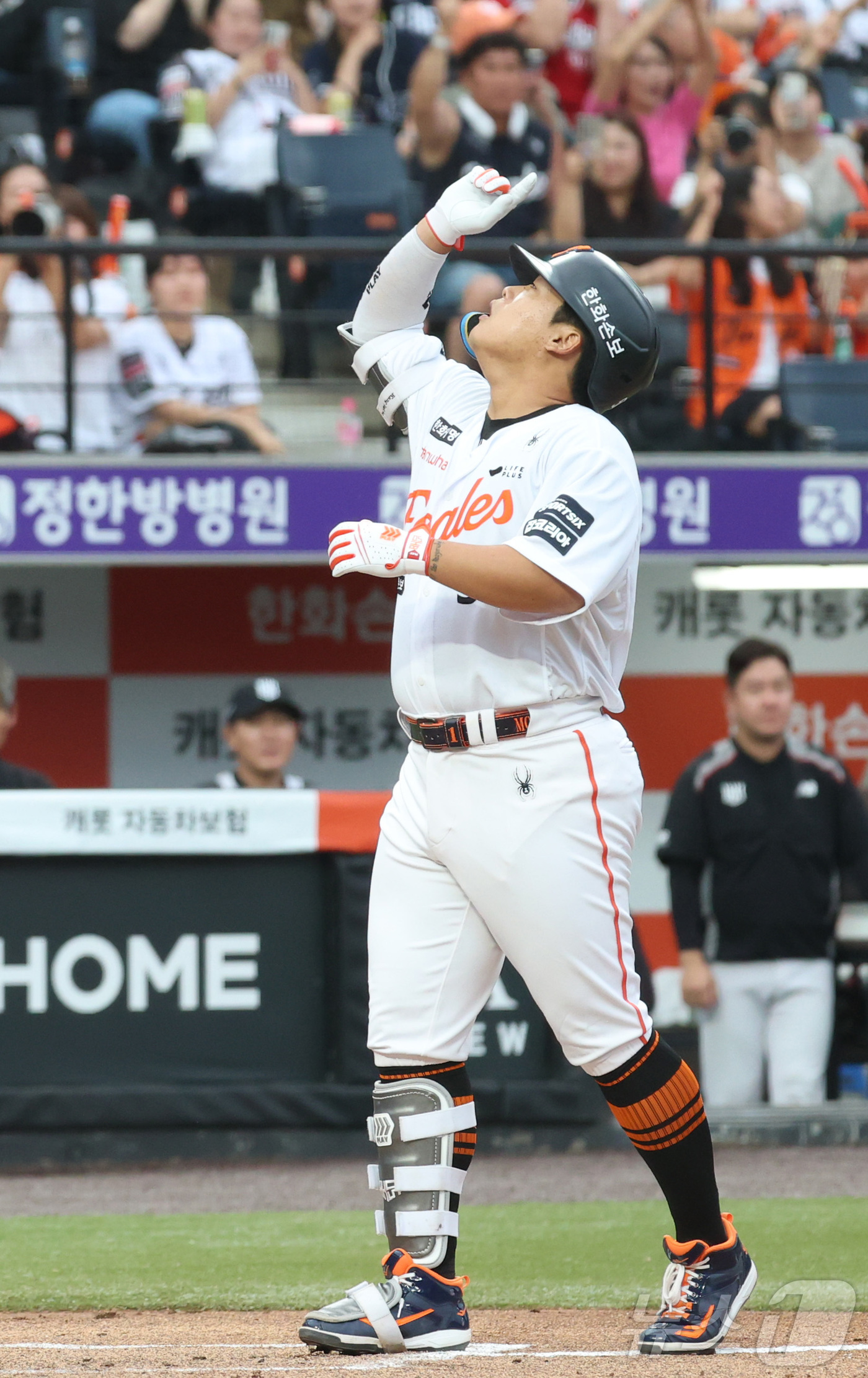 (대전=뉴스1) 김기남 기자 = 1일 대전 한화생명볼파크에서 열린 2026 신한 SOL KBO리그 KT위즈와 한화 이글스의 경기에서 한화 강백호가 2회말 솔로 홈런을 치며 환호하고 …