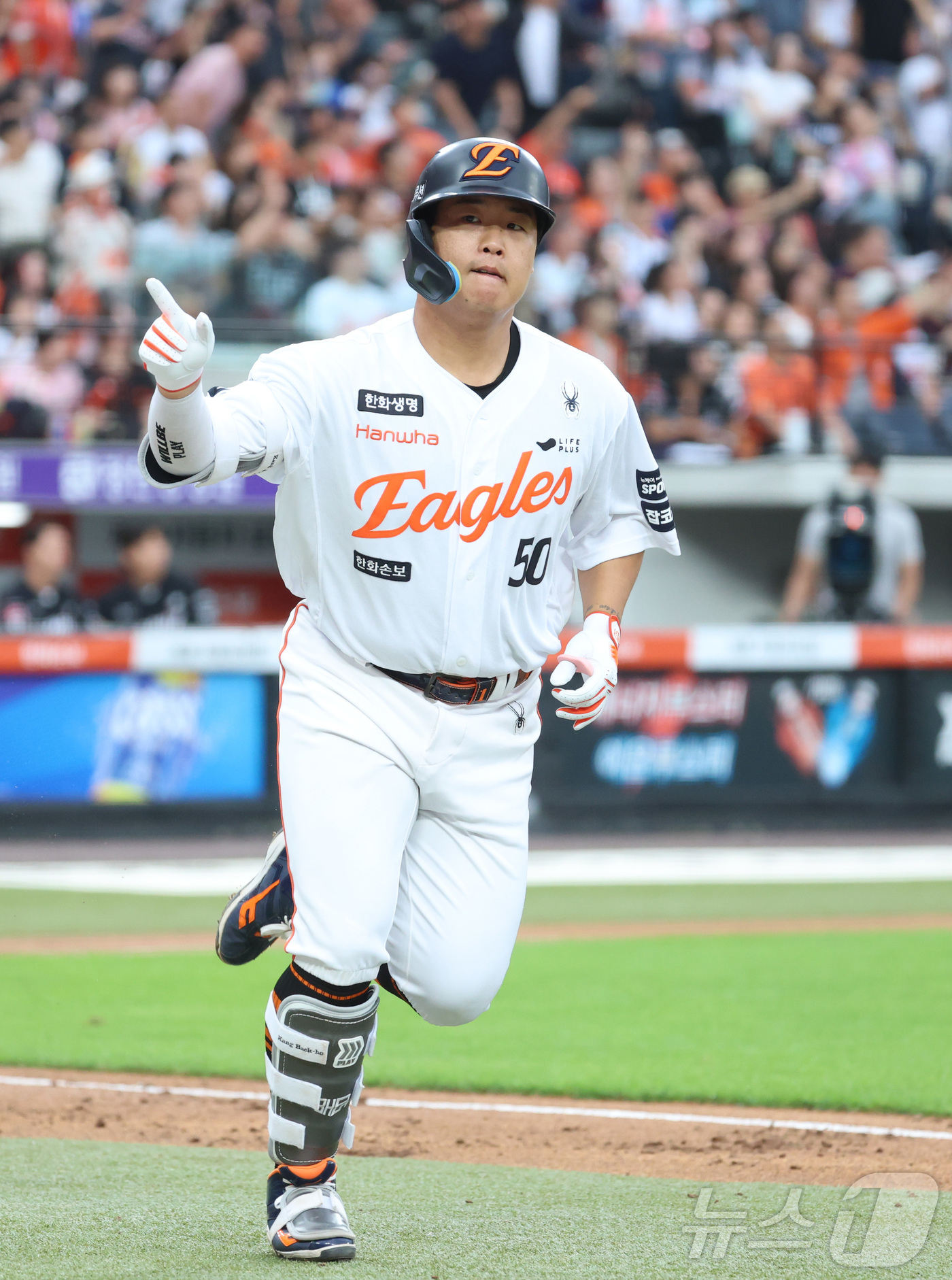 (대전=뉴스1) 김기남 기자 = 1일 대전 한화생명볼파크에서 열린 2026 신한 SOL KBO리그 KT위즈와 한화 이글스의 경기에서 한화 강백호가 2회말 솔로 홈런을 치며 환호하고 …