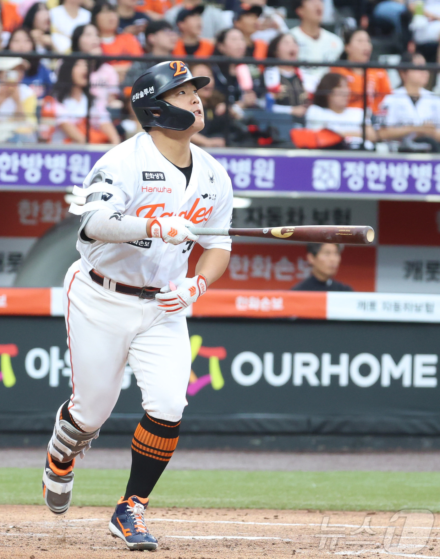 (대전=뉴스1) 김기남 기자 = 1일 대전 한화생명볼파크에서 열린 2026 신한 SOL KBO리그 KT위즈와 한화 이글스의 경기에서 한화 강백호가 2회말 솔로 홈런을 치고 있다. …