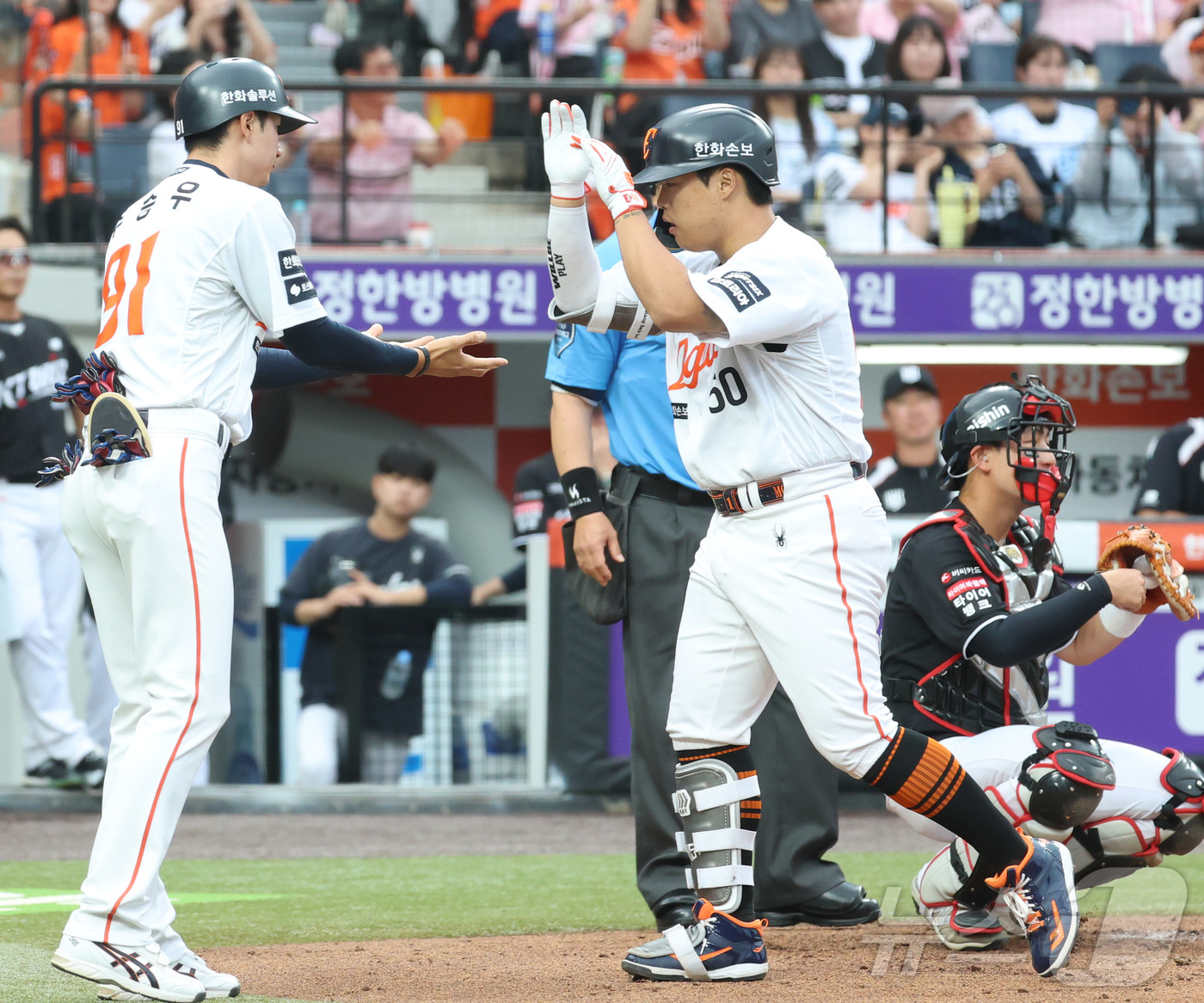 (대전=뉴스1) 김기남 기자 = 1일 대전 한화생명볼파크에서 열린 2026 신한 SOL KBO리그 KT위즈와 한화 이글스의 경기에서 한화 강백호가 2회말 솔로 홈런을 치며 홈에 들 …