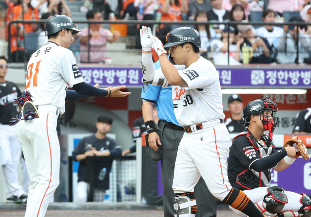 강백호, 솔로 홈런 쾅!