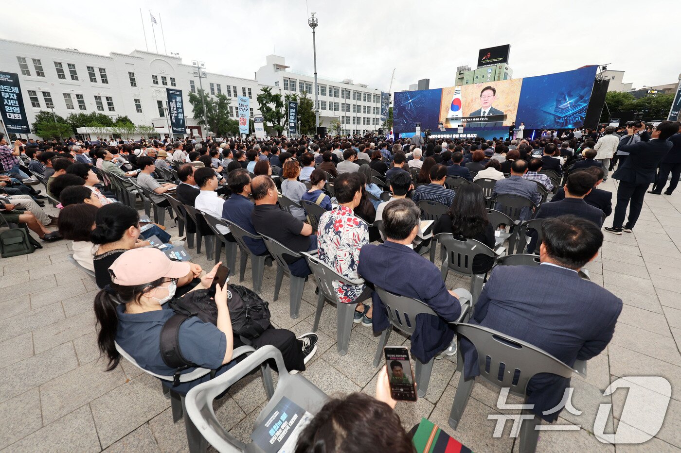 본문 이미지 - 1일 오후 광주 동구 5·18민주광장에서 열린 전남광주통합특별시 출범을 환영하는 시민대회에서 이재명 대통령이 영상으로 축하메시지를 전하고 있다. ⓒ 뉴스1 박지현 기자