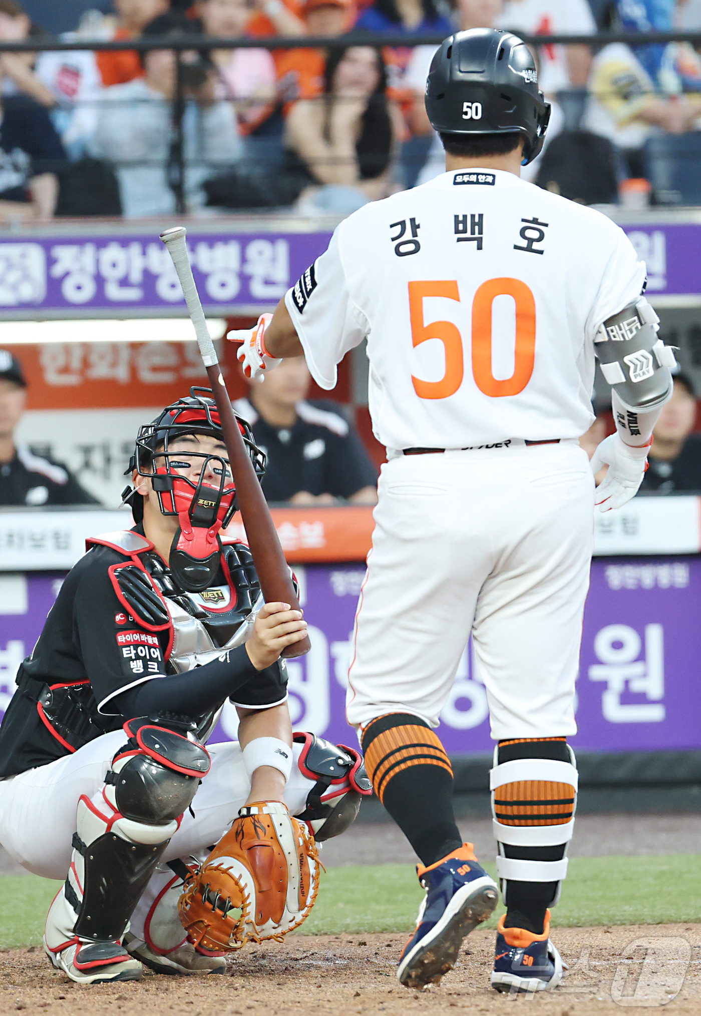 (대전=뉴스1) 김기남 기자 = 1일 대전 한화생명볼파크에서 열린 2026 신한 SOL KBO리그 KT위즈와 한화 이글스의 경기에서 4회말 한화 강백호가 얼굴쪽으로 날아온 볼을 피 …