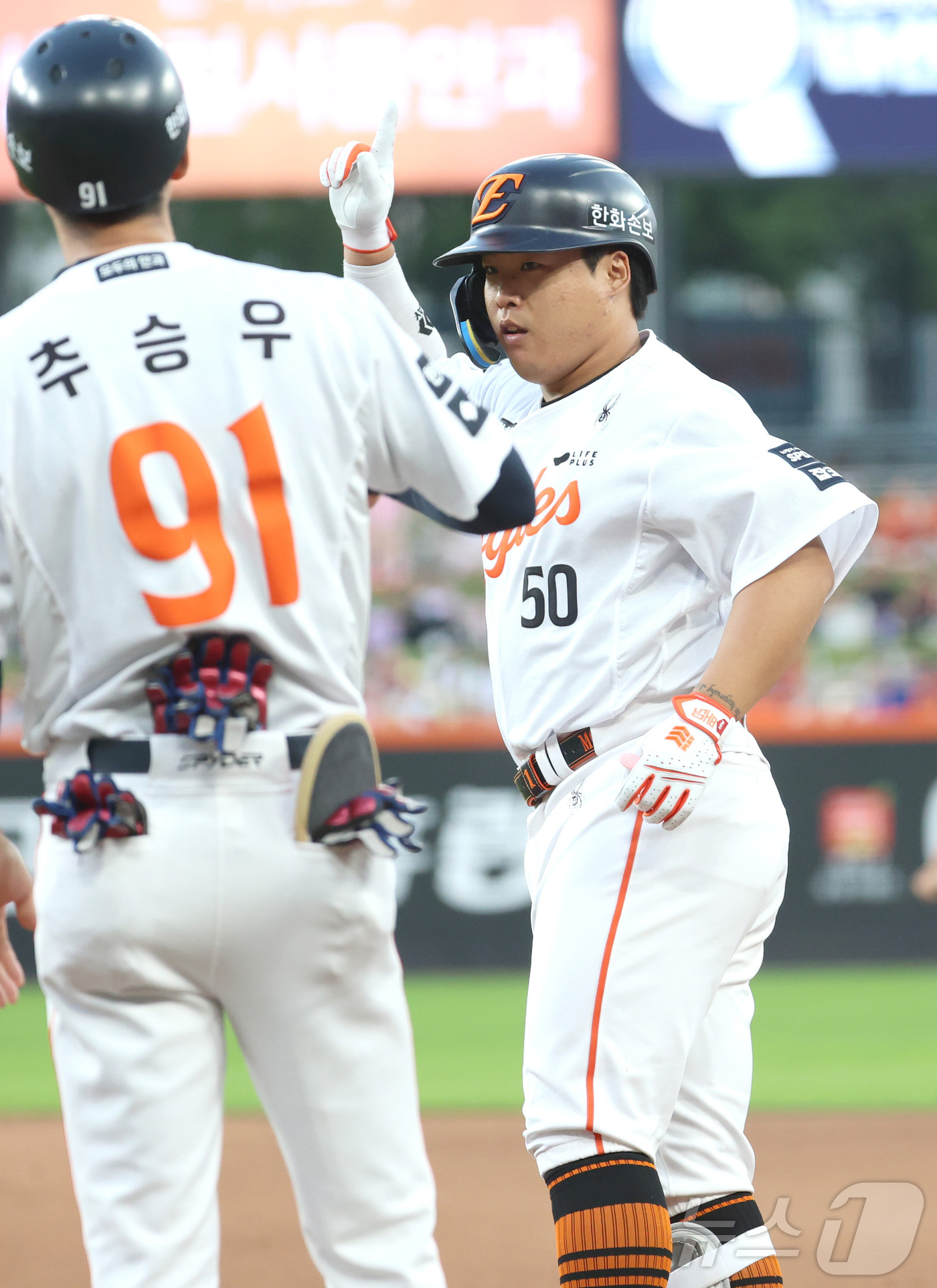 (대전=뉴스1) 김기남 기자 = 1일 대전 한화생명볼파크에서 열린 2026 신한 SOL KBO리그 KT위즈와 한화 이글스의 경기에서 4회말 한화 강백호가 연타석 안타를 치며 1루에 …