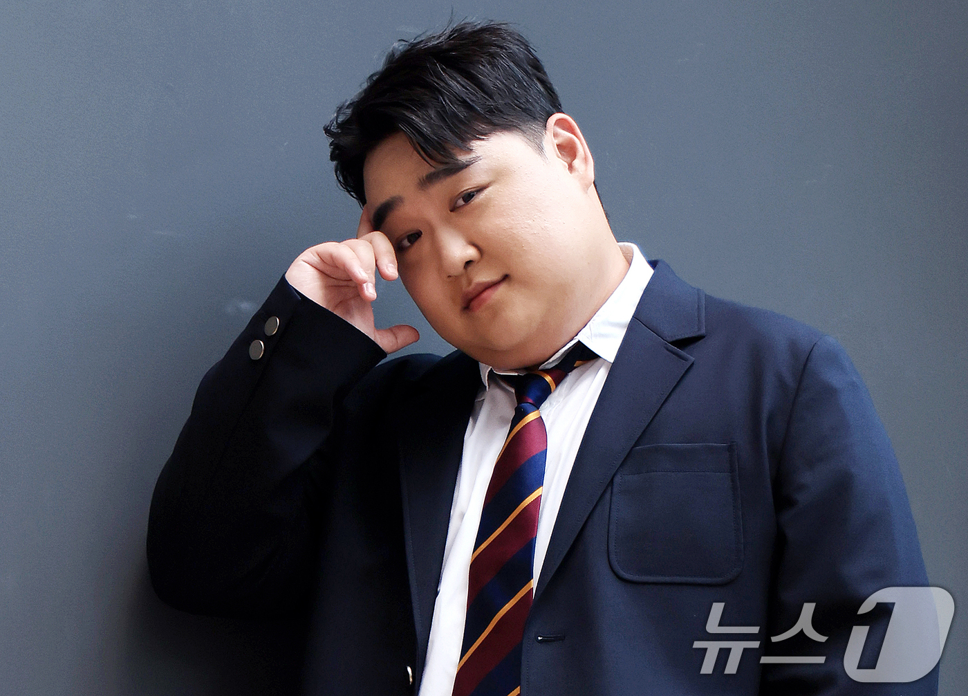 (서울=뉴스1) 이호윤 기자 = 개그맨 김규원이 서울 종로구 뉴스1 사옥에서 진행된 ‘코미디언을 만나다’ 인터뷰에 앞서 포즈를 취하고 있다.최근 SNS 쇼츠에서 다양한 '부캐'로 …