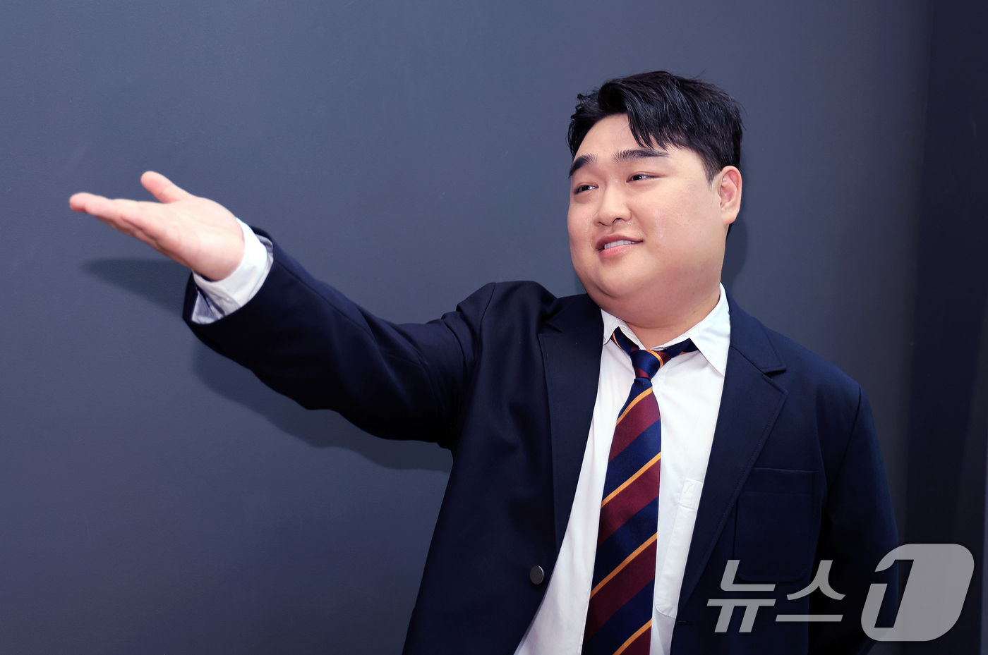 (서울=뉴스1) 이호윤 기자 = 개그맨 김규원이 서울 종로구 뉴스1 사옥에서 진행된 ‘코미디언을 만나다’ 인터뷰에 앞서 포즈를 취하고 있다.최근 SNS 쇼츠에서 다양한 '부캐'로 …