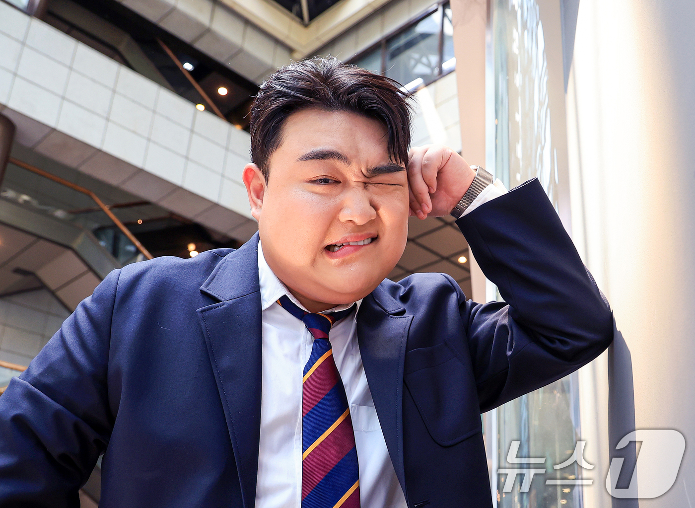 (서울=뉴스1) 이호윤 기자 = 개그맨 김규원이 서울 종로구 뉴스1 사옥에서 진행된 ‘코미디언을 만나다’ 인터뷰에 앞서 포즈를 취하고 있다.최근 SNS 쇼츠에서 다양한 '부캐'로 …