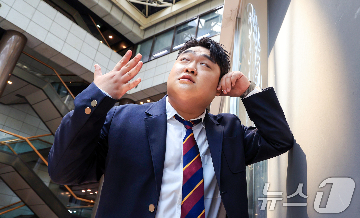 (서울=뉴스1) 이호윤 기자 = 개그맨 김규원이 서울 종로구 뉴스1 사옥에서 진행된 ‘코미디언을 만나다’ 인터뷰에 앞서 포즈를 취하고 있다.최근 SNS 쇼츠에서 다양한 '부캐'로 …