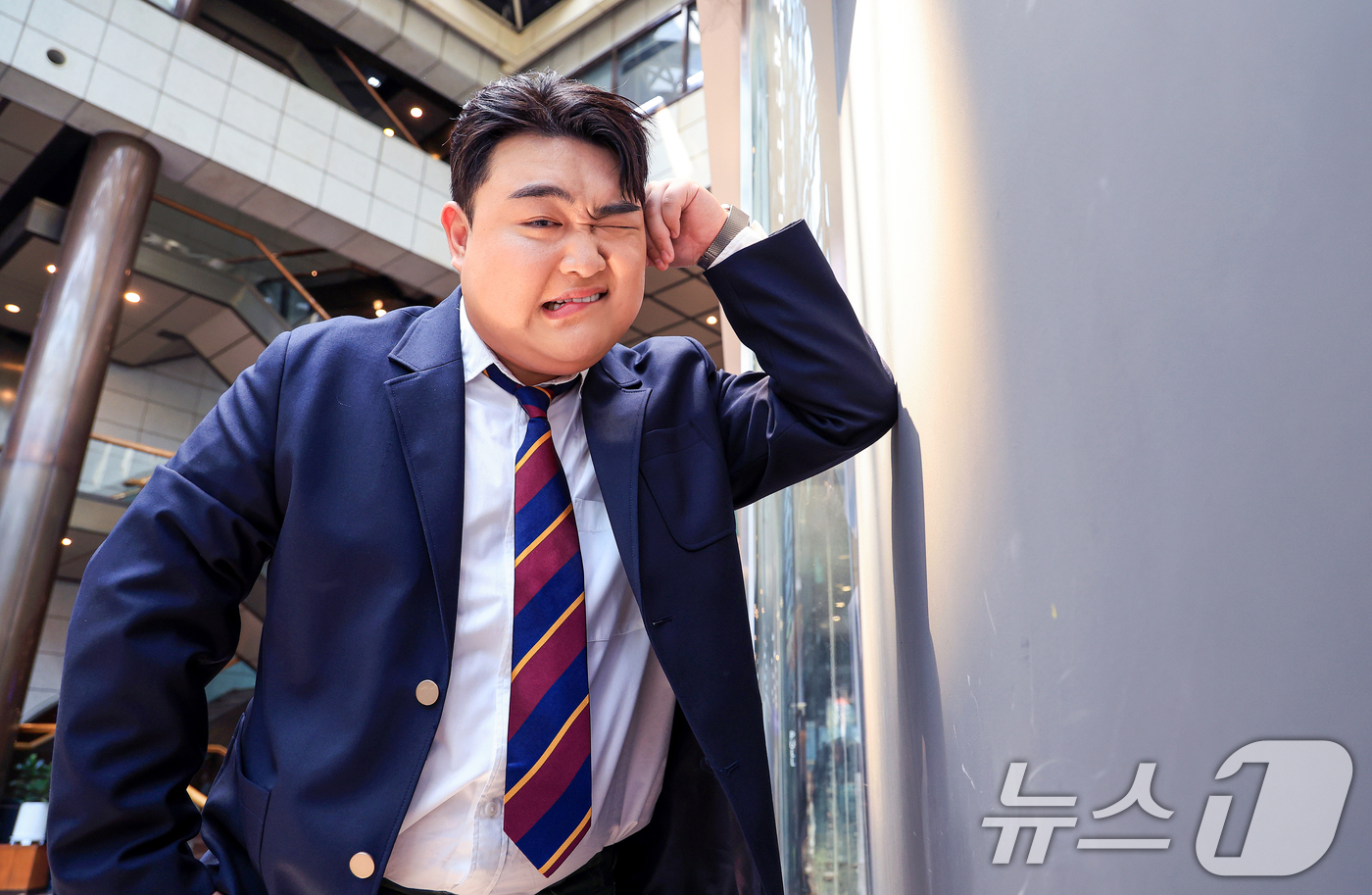(서울=뉴스1) 이호윤 기자 = 개그맨 김규원이 서울 종로구 뉴스1 사옥에서 진행된 ‘코미디언을 만나다’ 인터뷰에 앞서 포즈를 취하고 있다.최근 SNS 쇼츠에서 다양한 '부캐'로 …