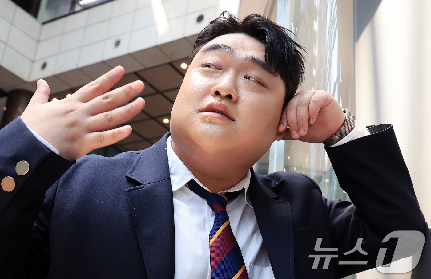 (서울=뉴스1) 이호윤 기자 = 개그맨 김규원이 서울 종로구 뉴스1 사옥에서 진행된 ‘코미디언을 만나다’ 인터뷰에 앞서 포즈를 취하고 있다. 최근 SNS 쇼츠에서 다양한 '부캐'로 …