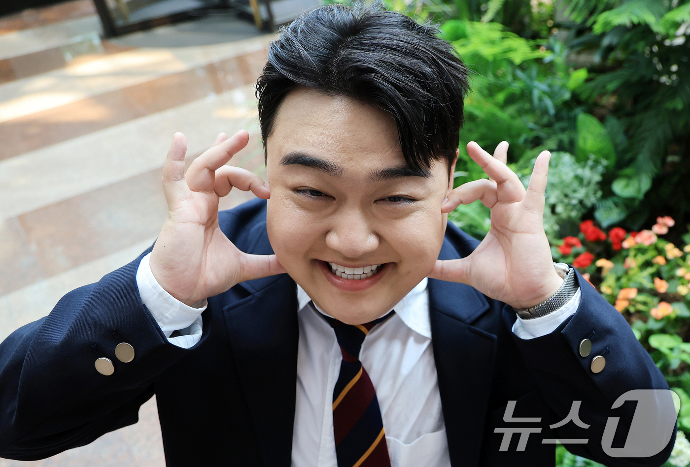 (서울=뉴스1) 이호윤 기자 = 개그맨 김규원이 서울 종로구 뉴스1 사옥에서 진행된 ‘코미디언을 만나다’ 인터뷰에 앞서 포즈를 취하고 있다.최근 SNS 쇼츠에서 다양한 '부캐'로 …