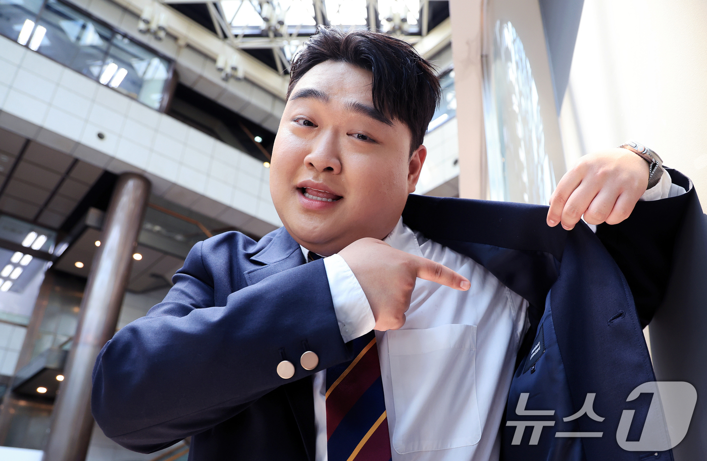 (서울=뉴스1) 이호윤 기자 = 개그맨 김규원이 서울 종로구 뉴스1 사옥에서 진행된 ‘코미디언을 만나다’ 인터뷰에 앞서 포즈를 취하고 있다.최근 SNS 쇼츠에서 다양한 '부캐'로 …