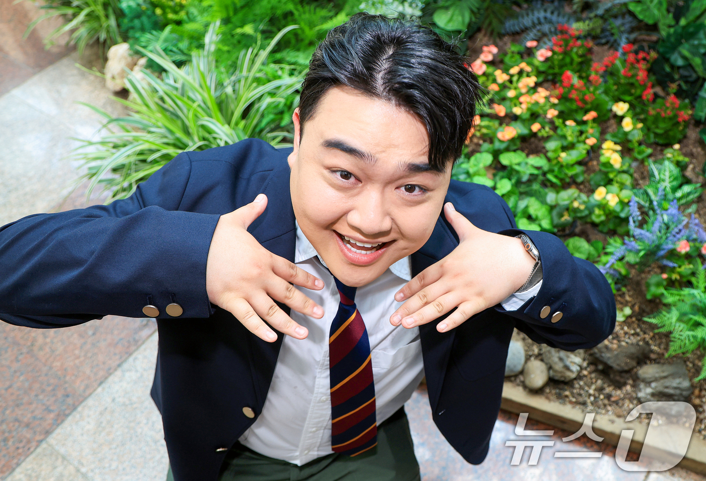 (서울=뉴스1) 이호윤 기자 = 개그맨 김규원이 서울 종로구 뉴스1 사옥에서 진행된 ‘코미디언을 만나다’ 인터뷰에 앞서 포즈를 취하고 있다.최근 SNS 쇼츠에서 다양한 '부캐'로 …