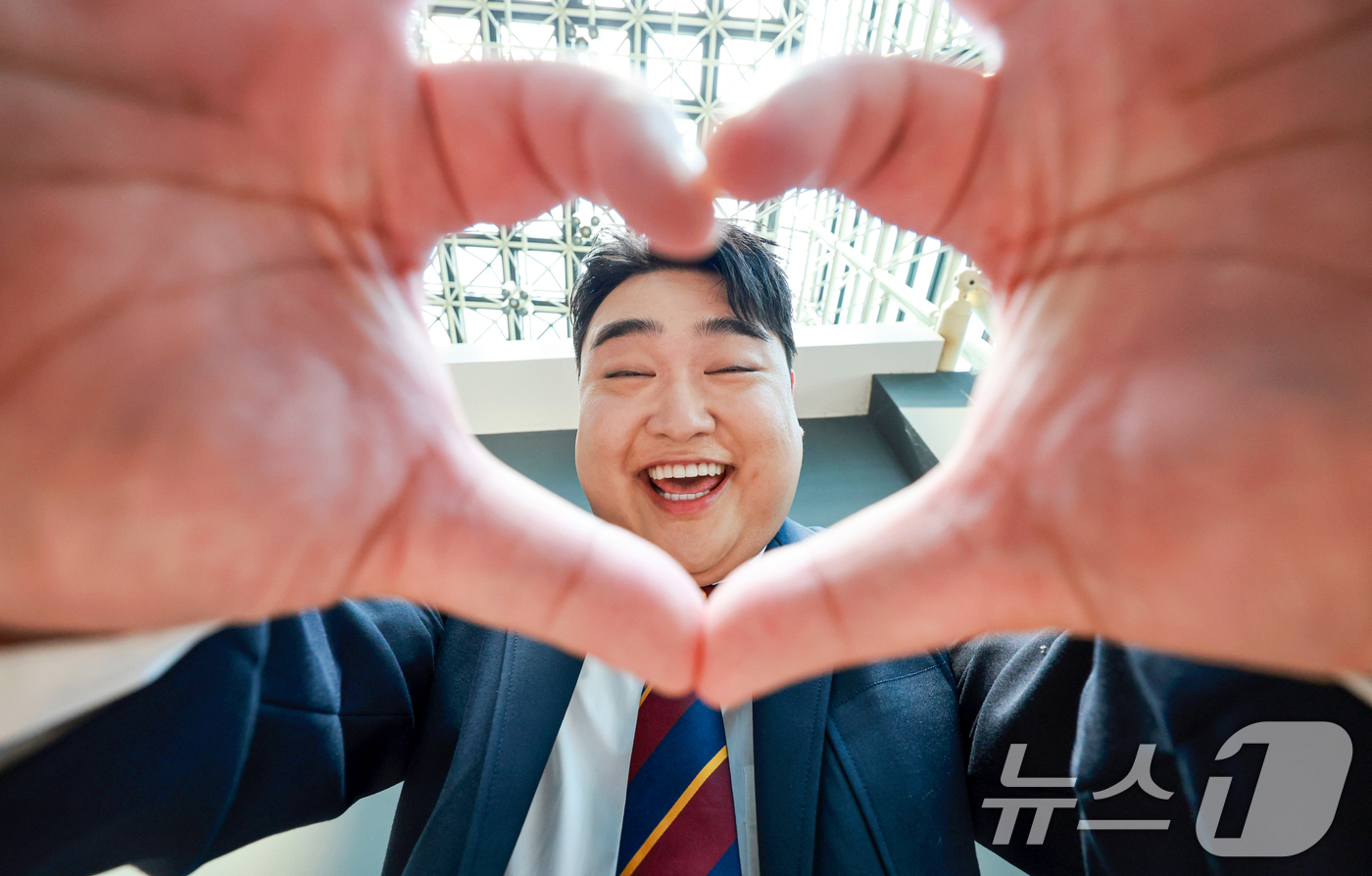 (서울=뉴스1) 이호윤 기자 = 개그맨 김규원이 서울 종로구 뉴스1 사옥에서 진행된 ‘코미디언을 만나다’ 인터뷰에 앞서 포즈를 취하고 있다.최근 SNS 쇼츠에서 다양한 '부캐'로 …