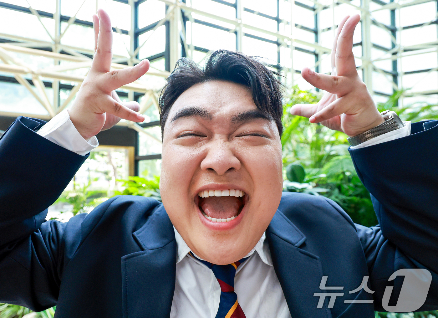 (서울=뉴스1) 이호윤 기자 = 개그맨 김규원이 서울 종로구 뉴스1 사옥에서 진행된 ‘코미디언을 만나다’ 인터뷰에 앞서 포즈를 취하고 있다.최근 SNS 쇼츠에서 다양한 '부캐'로 …