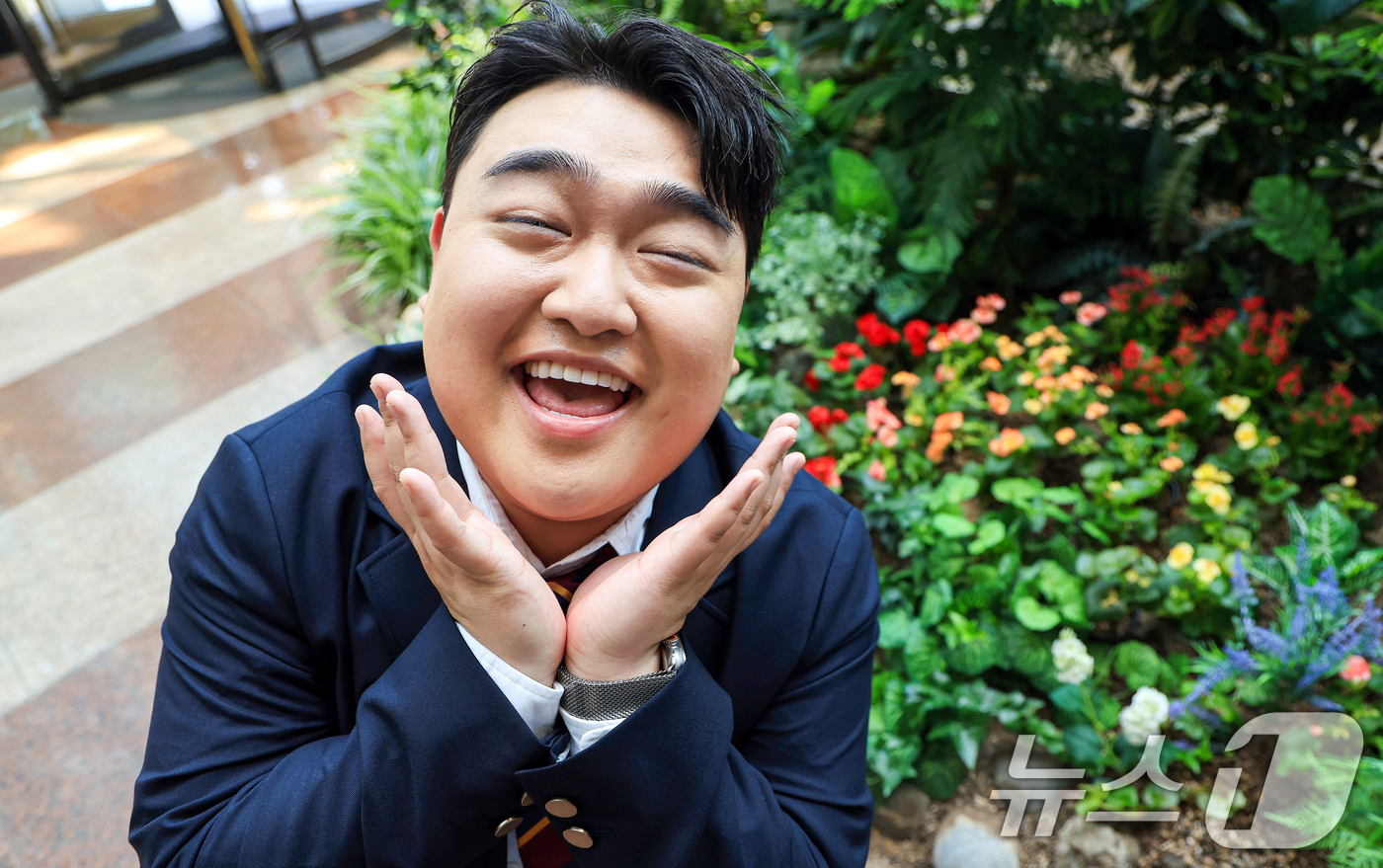 (서울=뉴스1) 이호윤 기자 = 개그맨 김규원이 서울 종로구 뉴스1 사옥에서 진행된 ‘코미디언을 만나다’ 인터뷰에 앞서 포즈를 취하고 있다.최근 SNS 쇼츠에서 다양한 '부캐'로 …