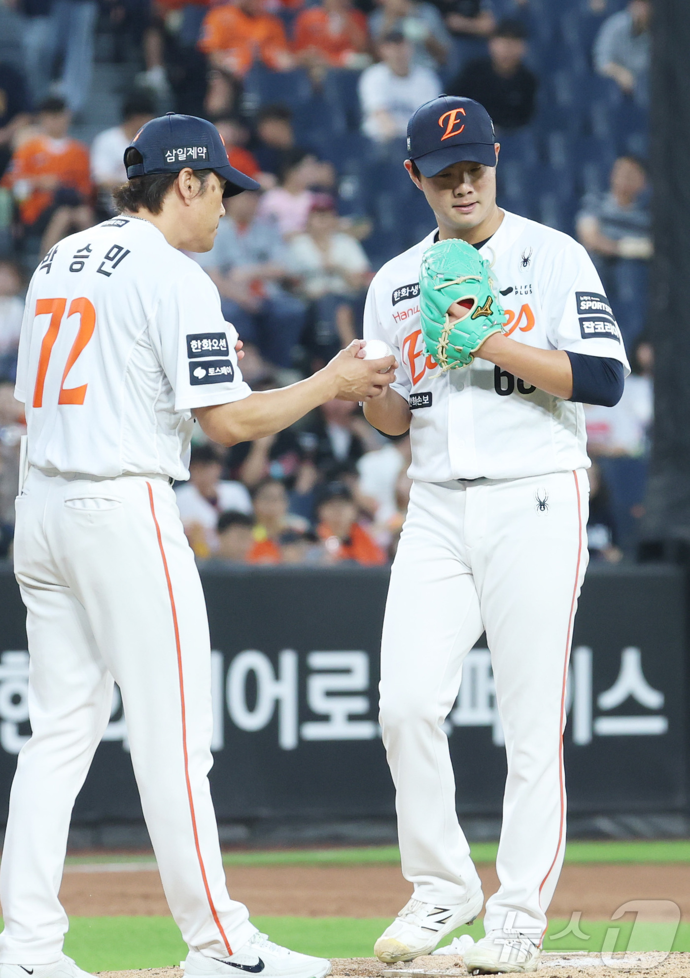 (대전=뉴스1) 김기남 기자 = 1일 대전 한화생명볼파크에서 열린 2026 신한 SOL KBO리그 KT위즈와 한화 이글스의 경기에서 5회초 한화 박준영이 동점을 허용하며 마운드를 …