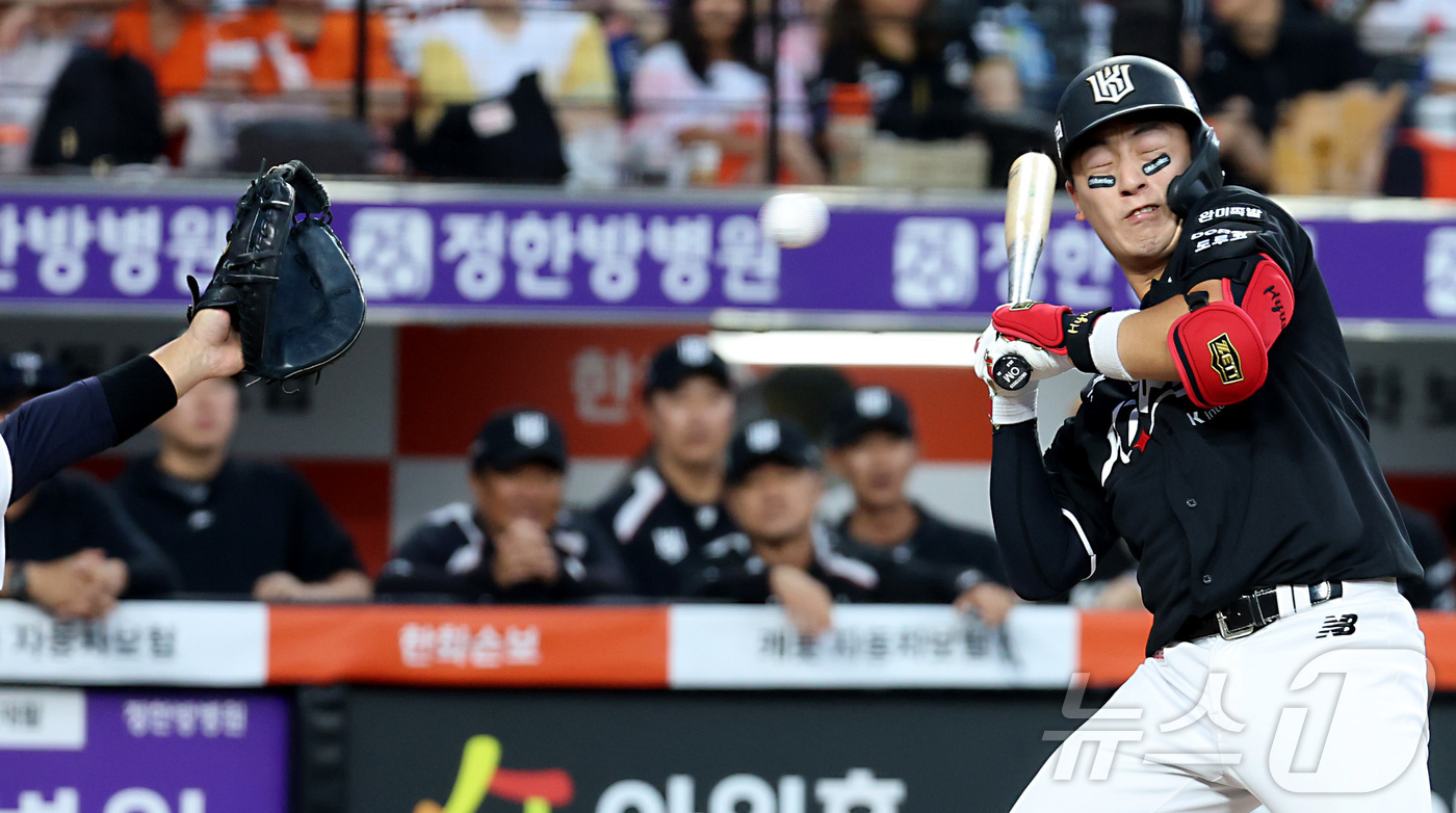 (대전=뉴스1) 김기남 기자 = 1일 대전 한화생명볼파크에서 열린 2026 신한 SOL KBO리그 KT위즈와 한화 이글스의 경기에서 5회초 KT 조대현이 얼굴로 날아오는 공을 피하 …