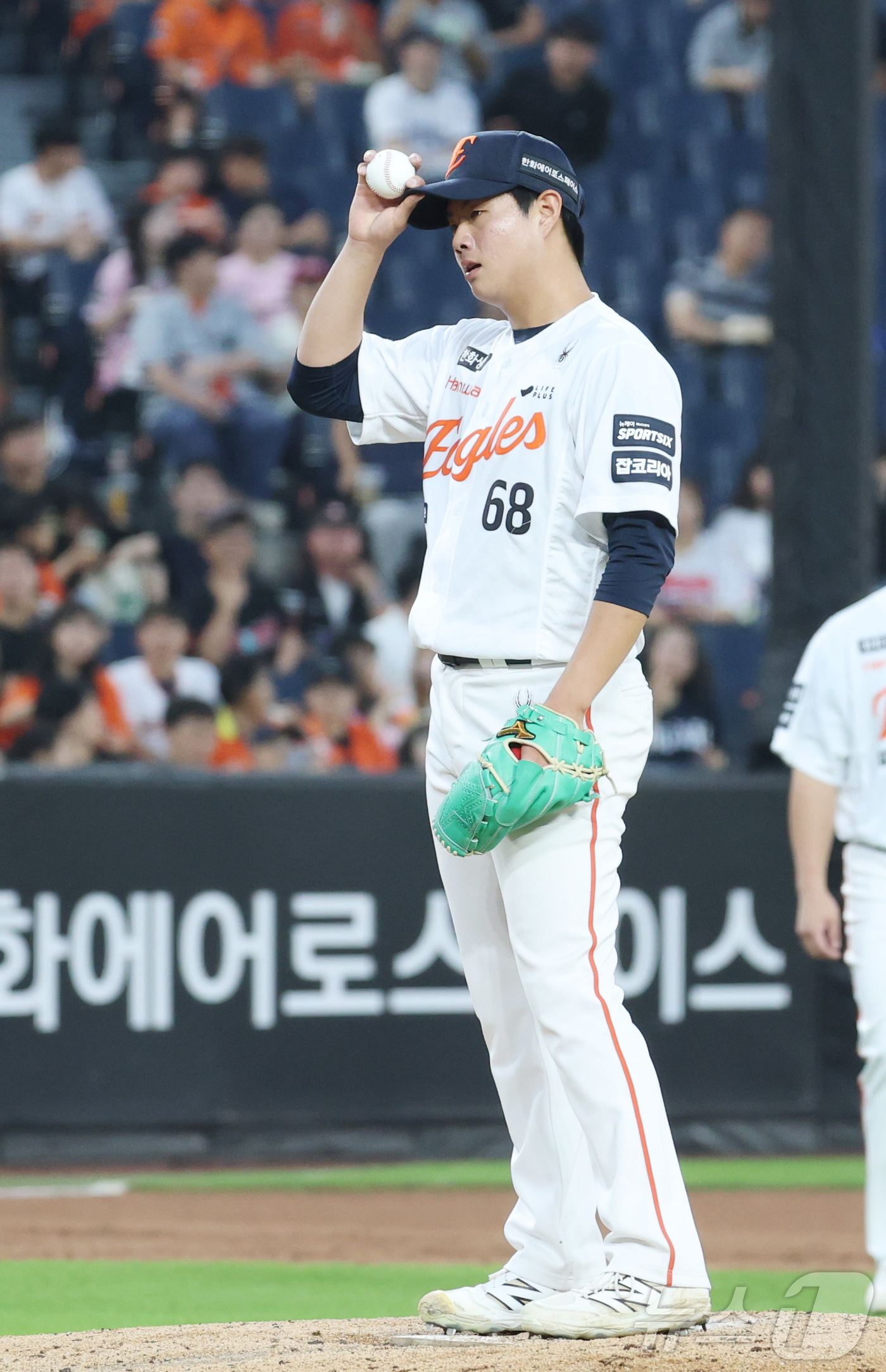 (대전=뉴스1) 김기남 기자 = 1일 대전 한화생명볼파크에서 열린 2026 신한 SOL KBO리그 KT위즈와 한화 이글스의 경기에서 5회초 한화 박준영이 동점을 허용하며 마운드를 …