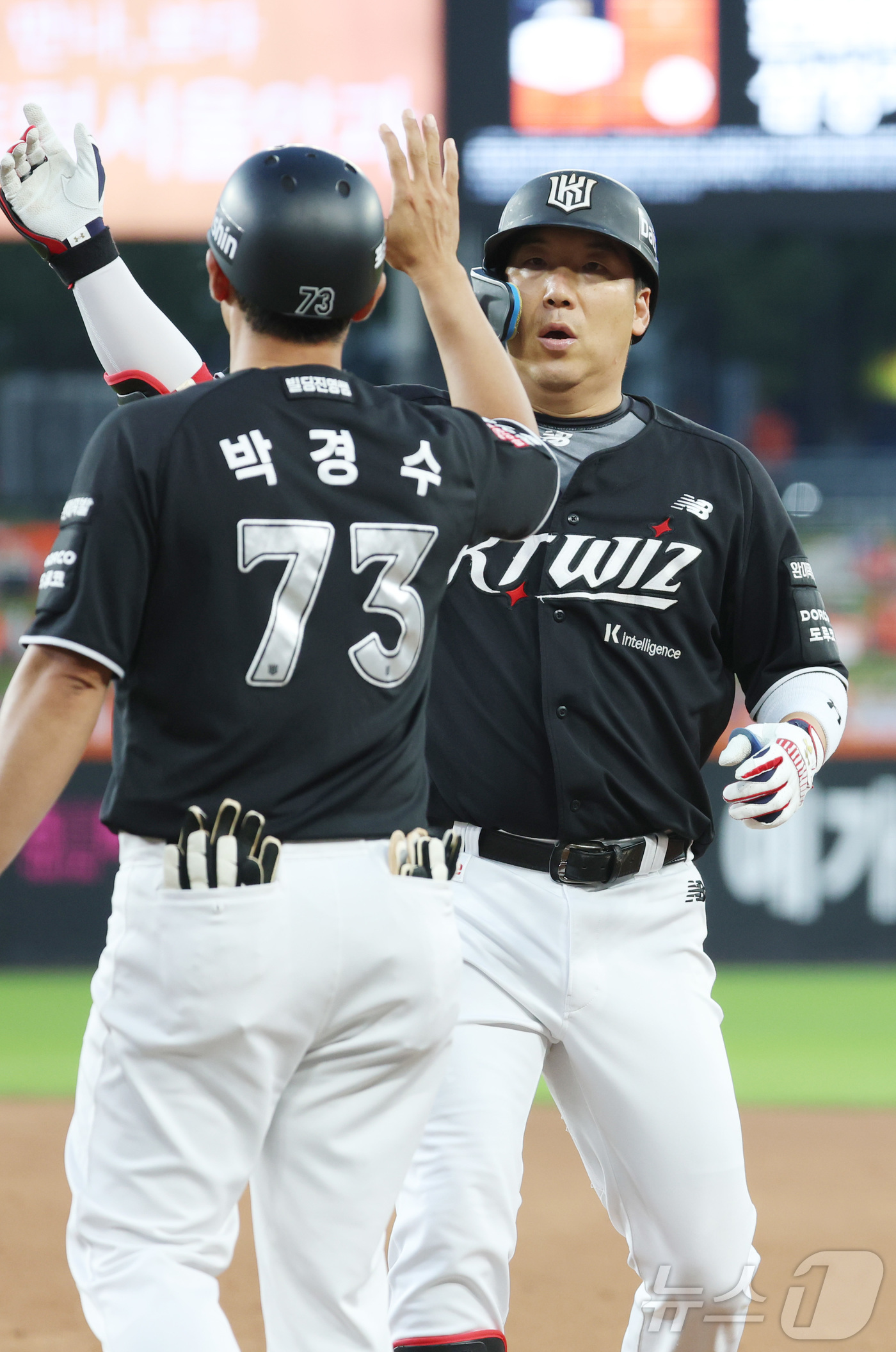 (대전=뉴스1) 김기남 기자 = 1일 대전 한화생명볼파크에서 열린 2026 신한 SOL KBO리그 KT위즈와 한화 이글스의 경기에서 5회초 KT 김현수가 동점 안타를 치고 기뻐하고 …