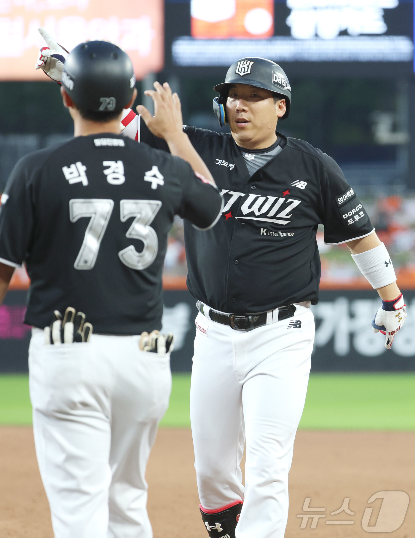 (대전=뉴스1) 김기남 기자 = 1일 대전 한화생명볼파크에서 열린 2026 신한 SOL KBO리그 KT위즈와 한화 이글스의 경기에서 5회초 KT 김현수가 동점 안타를 치고 기뻐하고 …