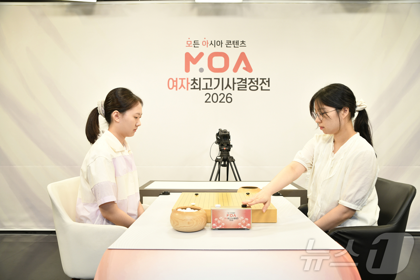 (서울=뉴스1) = 최정 9단(오른쪽)과 김은지 9단이 1일 판교 K바둑 스튜디오에서 열린 2026 MOA 여자 최고기사 결정전 결승 3번기 1국에서 대국을 펼치고 있다.최정 9단 …