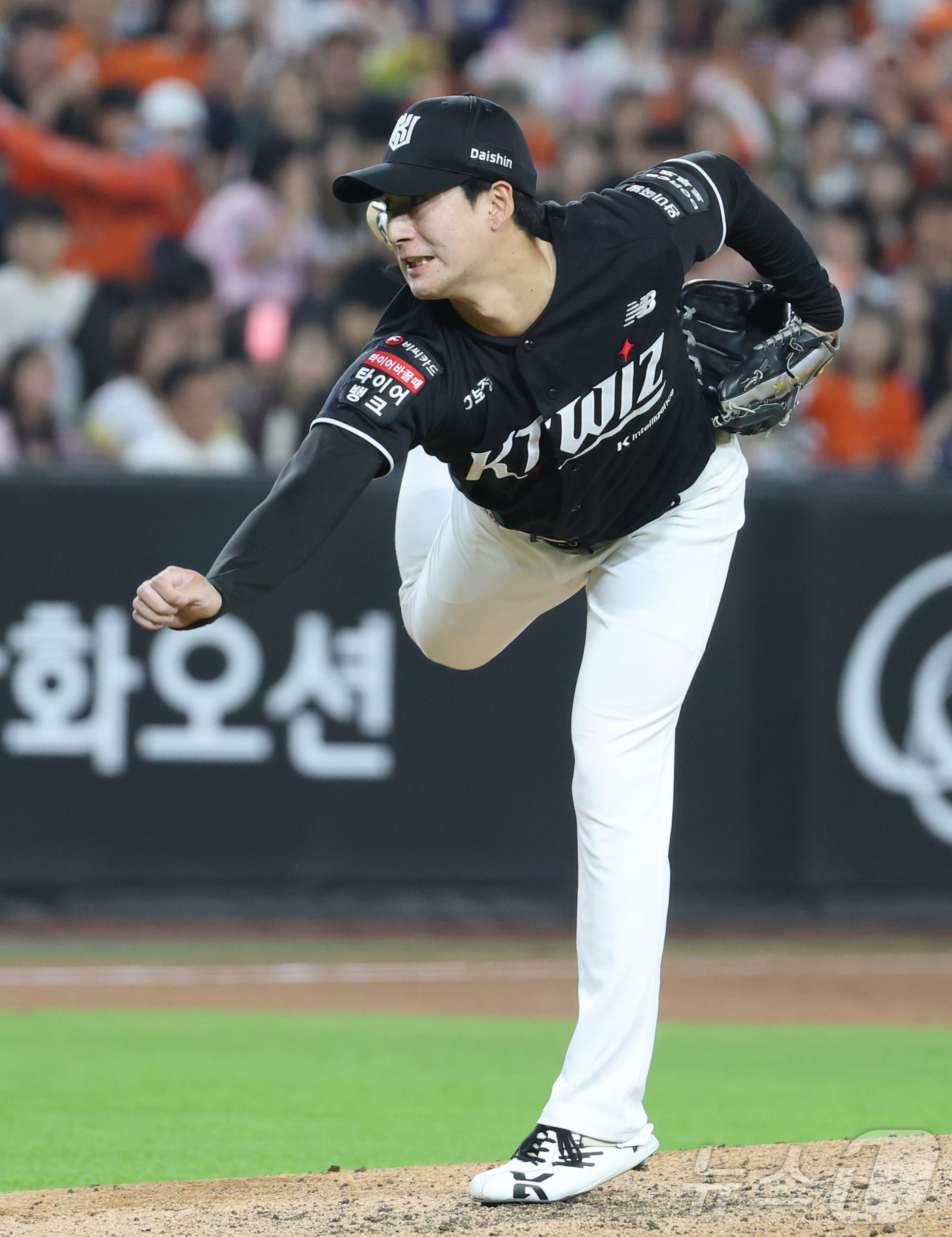 (대전=뉴스1) 김기남 기자 = 1일 대전 한화생명볼파크에서 열린 2026 신한 SOL KBO리그 KT위즈와 한화 이글스의 경기에서 KT 스기모토가 7회말 구원등판해 투구하고 있다 …