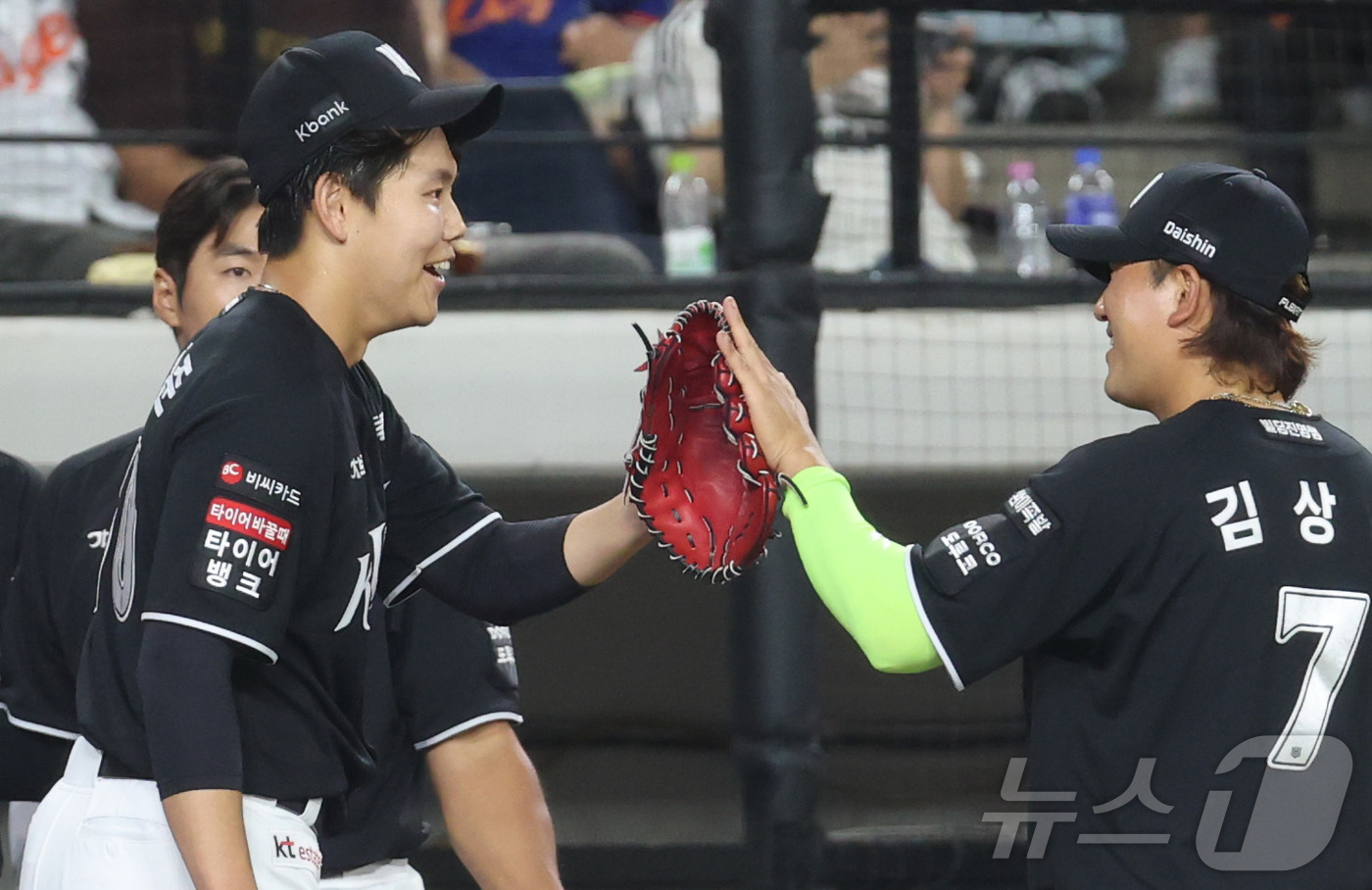 (대전=뉴스1) 김기남 기자 = 1일 대전 한화생명볼파크에서 열린 2026 신한 SOL KBO리그 KT위즈와 한화 이글스의 경기에서 KT 소형준이 6회 1실점 호투하며 더그아웃에서 …