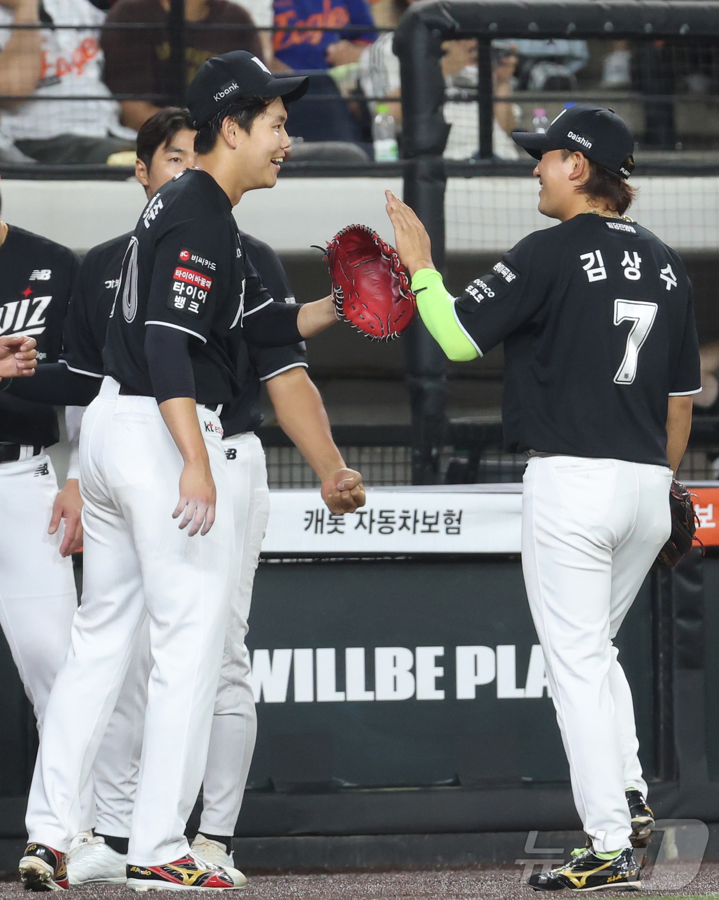 (대전=뉴스1) 김기남 기자 = 1일 대전 한화생명볼파크에서 열린 2026 신한 SOL KBO리그 KT위즈와 한화 이글스의 경기에서 KT 소형준이 6회 1실점 호투하며 더그아웃에서 …