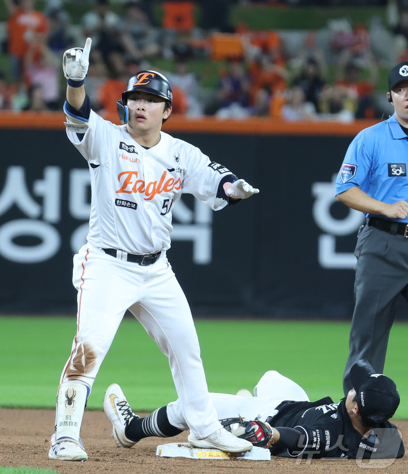 (대전=뉴스1) 김기남 기자 = 1일 대전 한화생명볼파크에서 열린 2026 신한 SOL KBO리그 KT위즈와 한화 이글스의 경기에서 한화 문현빈이 6회말 2루타를 친 뒤 세리머니를 …
