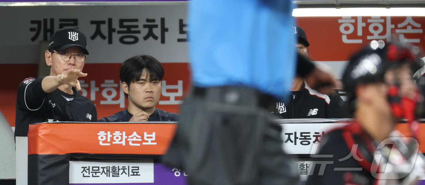 (대전=뉴스1) 김기남 기자 = 1일 대전 한화생명볼파크에서 열린 2026 신한 SOL KBO리그 KT위즈와 한화 이글스의 경기에서 6회말 한화 강백호 타석에 KT 이강철감독이 고 …