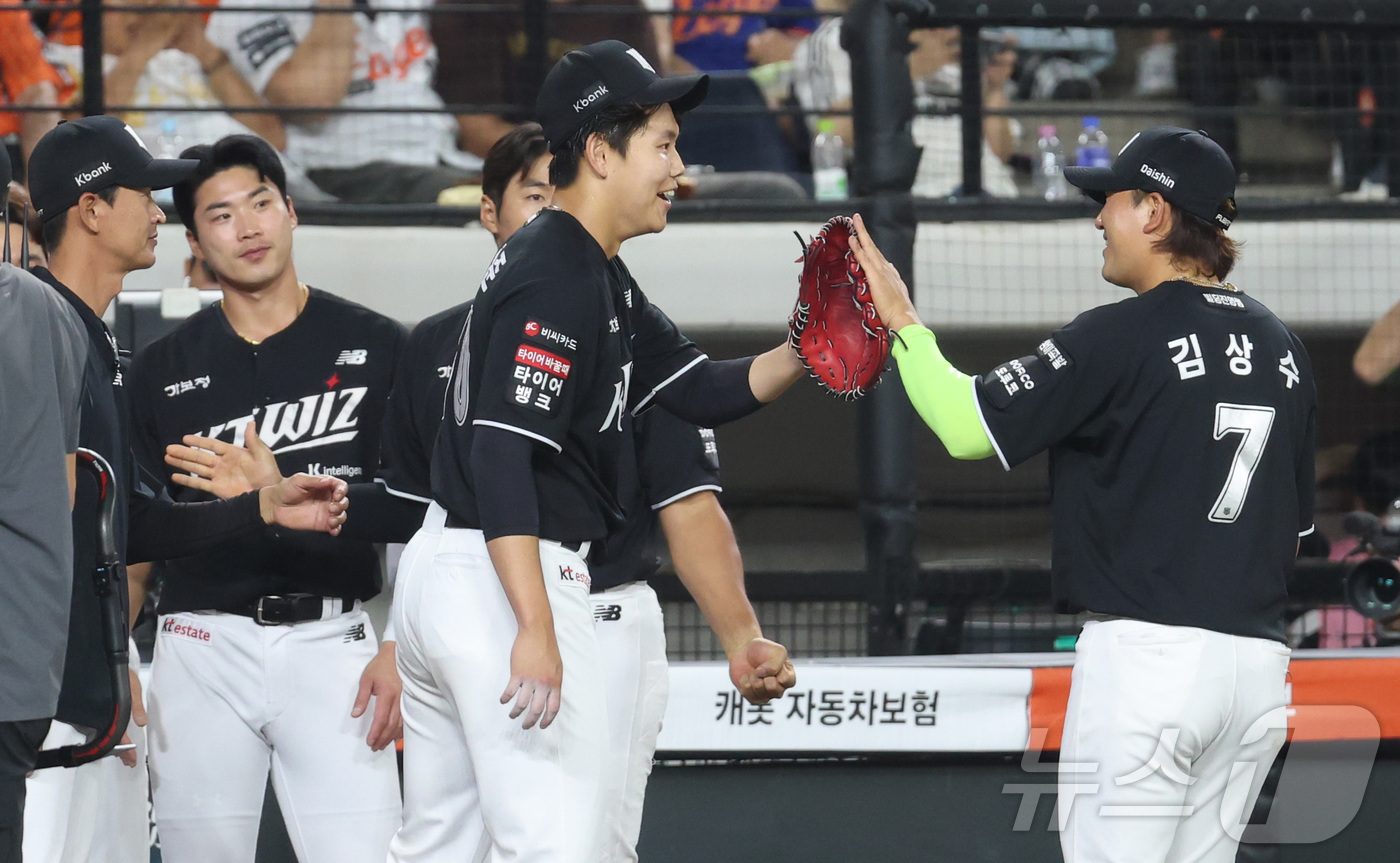 (대전=뉴스1) 김기남 기자 = 1일 대전 한화생명볼파크에서 열린 2026 신한 SOL KBO리그 KT위즈와 한화 이글스의 경기에서 KT 소형준이 6회 1실점 호투하며 더그아웃에서 …