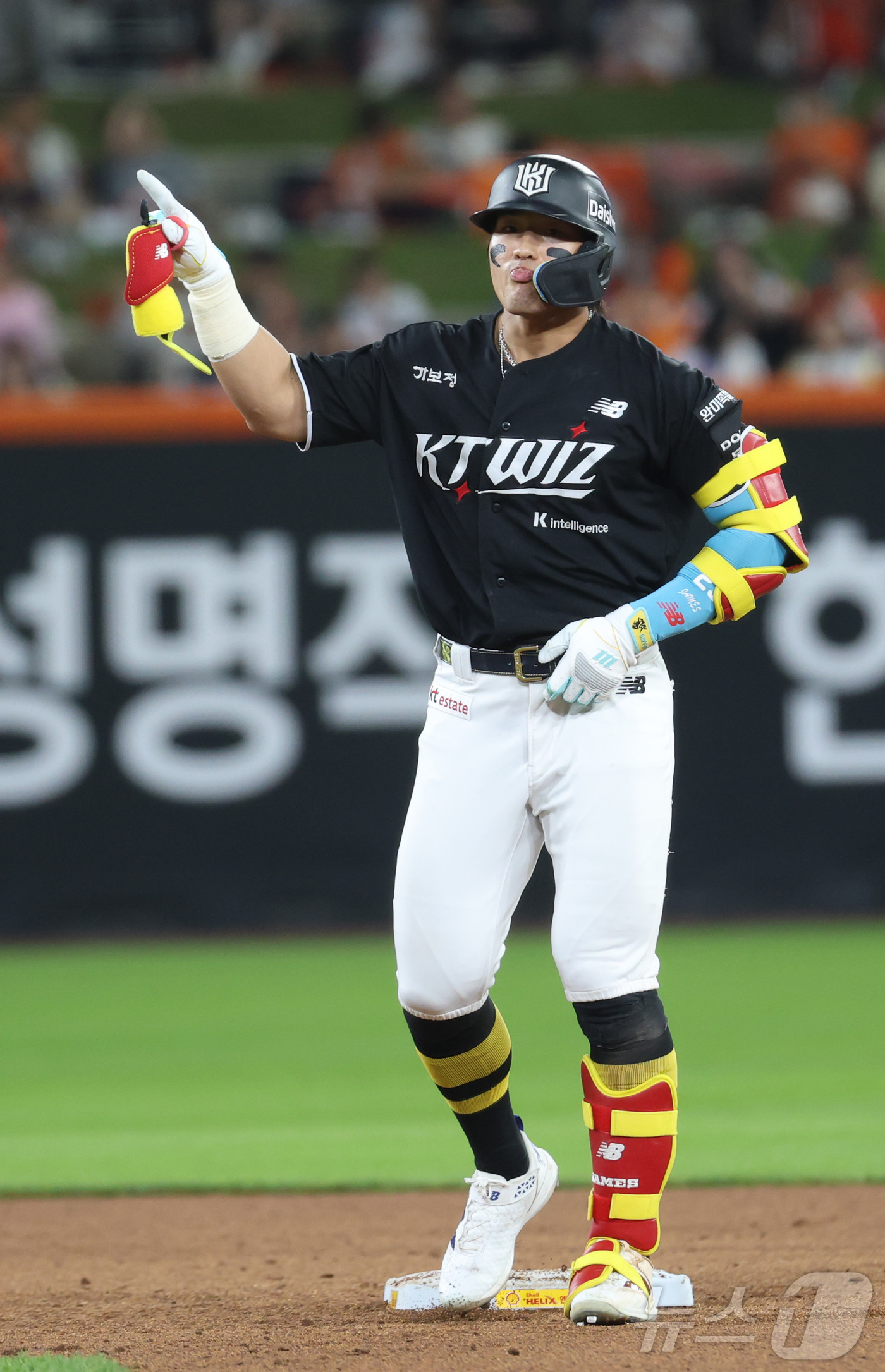 (대전=뉴스1) 김기남 기자 = 1일 대전 한화생명볼파크에서 열린 2026 신한 SOL KBO리그 KT위즈와 한화 이글스의 경기에서 8회초 KT 안현민이 2루타를 친 뒤 세리머니를 …