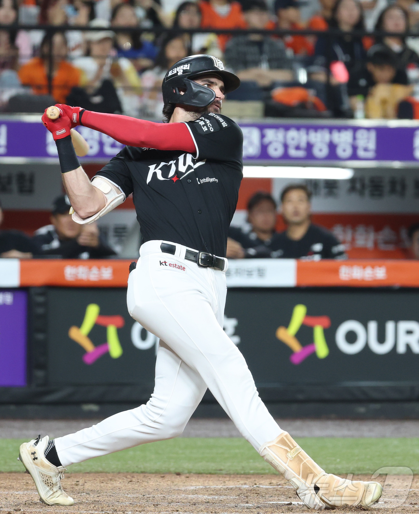 (대전=뉴스1) 김기남 기자 = 1일 대전 한화생명볼파크에서 열린 2026 신한 SOL KBO리그 KT위즈와 한화 이글스의 경기에서 5회초 KT 힐리어드가 역전 2타점 안타를 치고 …