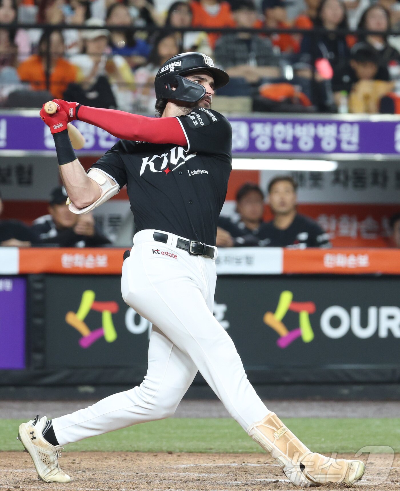본문 이미지 - 1일 대전 한화생명볼파크에서 열린 2026 신한 SOL KBO리그 KT위즈와 한화 이글스의 경기에서 5회초 KT 힐리어드가 역전 2타점 안타를 치고 있다. 2026.7.1 ⓒ 뉴스1 김기남 기자