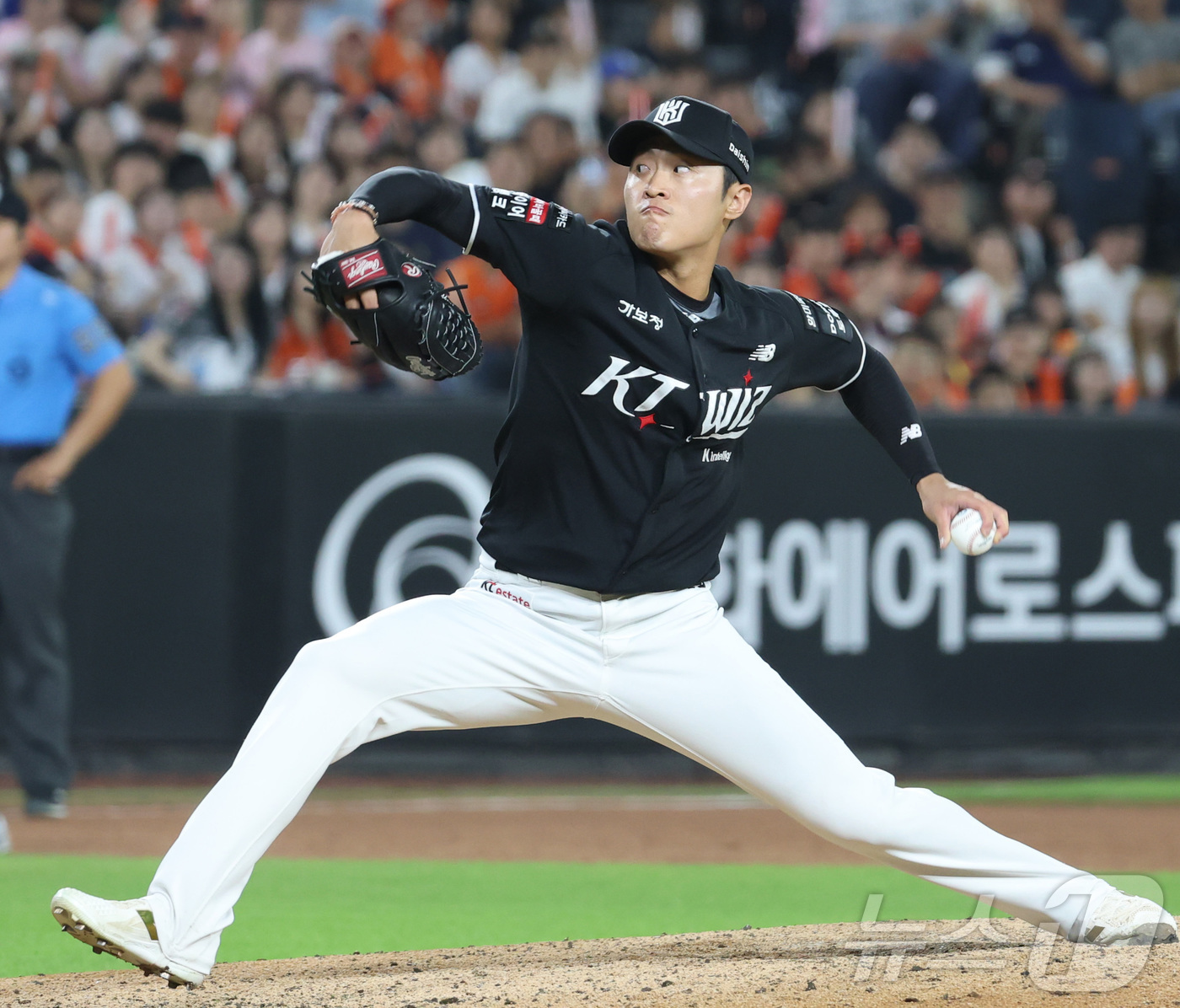 (대전=뉴스1) 김기남 기자 = 1일 대전 한화생명볼파크에서 열린 2026 신한 SOL KBO리그 KT위즈와 한화 이글스의 경기에서 8회말 KT 전용주가 구원 등판해 투구하고 있다 …