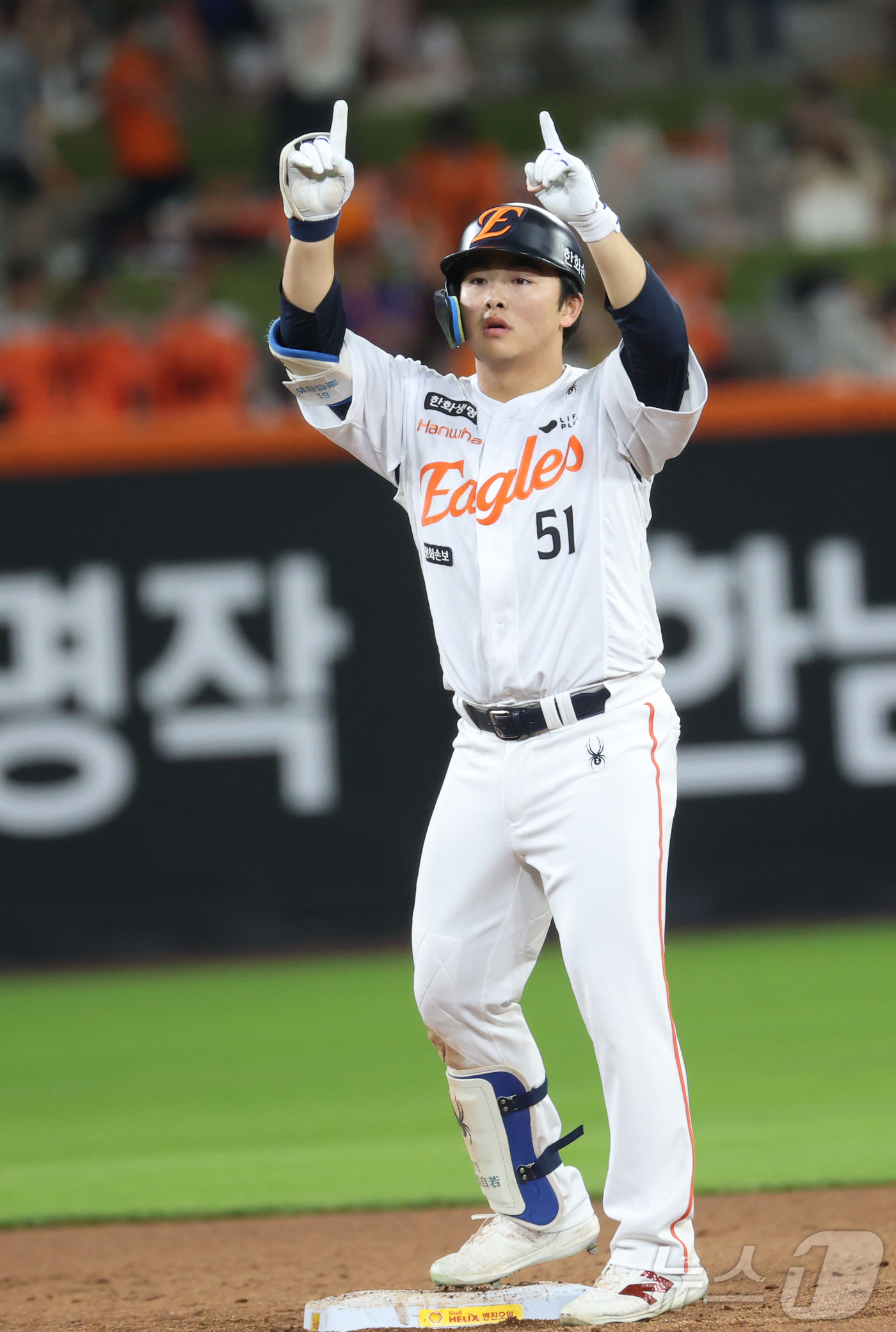 (대전=뉴스1) 김기남 기자 = 1일 대전 한화생명볼파크에서 열린 2026 신한 SOL KBO리그 KT위즈와 한화 이글스의 경기에서 8회말 한화 문현빈이 1타점 2루타를 치고 세리 …