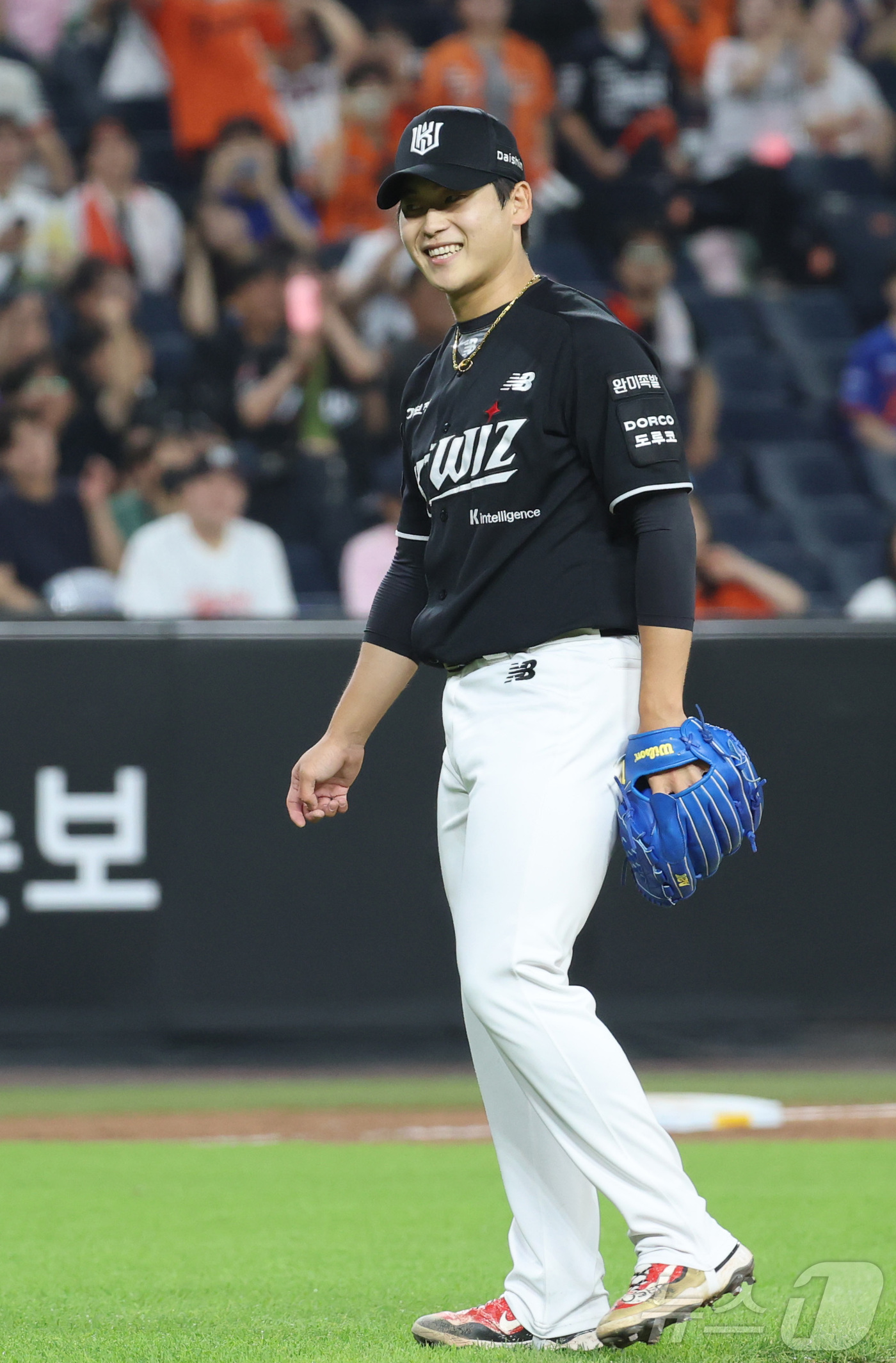(대전=뉴스1) 김기남 기자 = 1일 대전 한화생명볼파크에서 열린 2026 신한 SOL KBO리그 KT위즈와 한화 이글스의 경기에서 8회말 KT 박영현이 구원 등판 위기를 넘기며 …