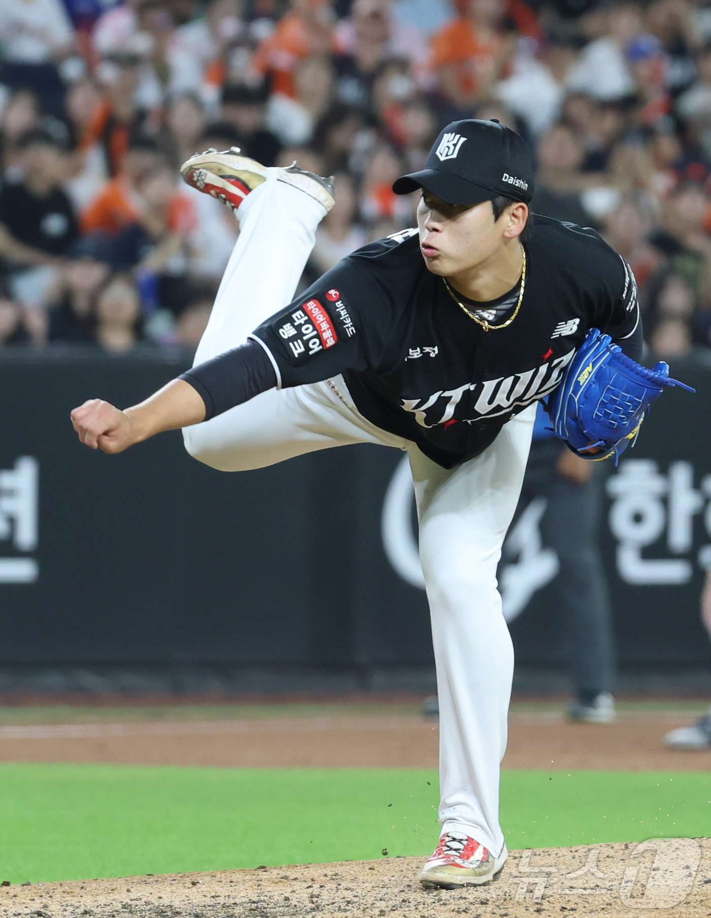 (대전=뉴스1) 김기남 기자 = 1일 대전 한화생명볼파크에서 열린 2026 신한 SOL KBO리그 KT위즈와 한화 이글스의 경기에서 8회말 KT 박영현이 구원 등판해 투구하고 있다 …