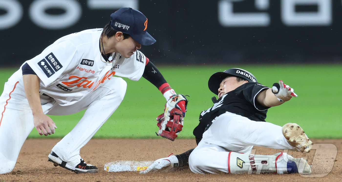 (대전=뉴스1) 김기남 기자 = 1일 대전 한화생명볼파크에서 열린 2026 신한 SOL KBO리그 KT위즈와 한화 이글스의 경기에서 9회초 KT 류현인이 안타 후 2루에서 세이프 …