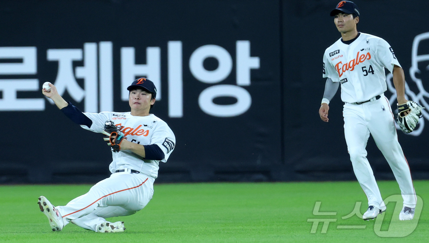 (대전=뉴스1) 김기남 기자 = 1일 대전 한화생명볼파크에서 열린 2026 신한 SOL KBO리그 KT위즈와 한화 이글스의 경기에서 9회초 한화 문현빈이 2개의 안타성 타구를 잡지 …