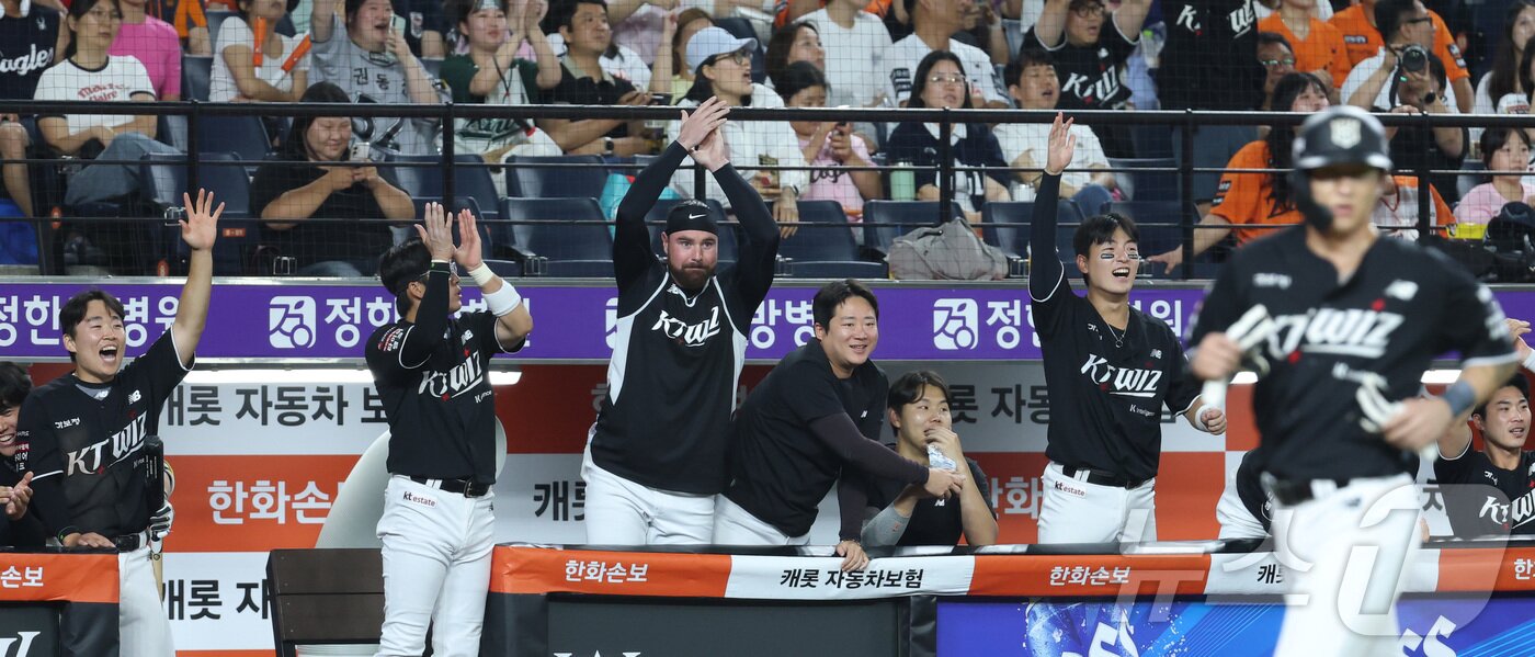 본문 이미지 - 1일 대전 한화생명볼파크에서 열린 2026 신한 SOL KBO리그 KT위즈와 한화 이글스의 경기에서 9회초 KT 장진혁 안타에 선수들이 환호하고 있다. 2026.7.1 ⓒ 뉴스1 김기남 기자