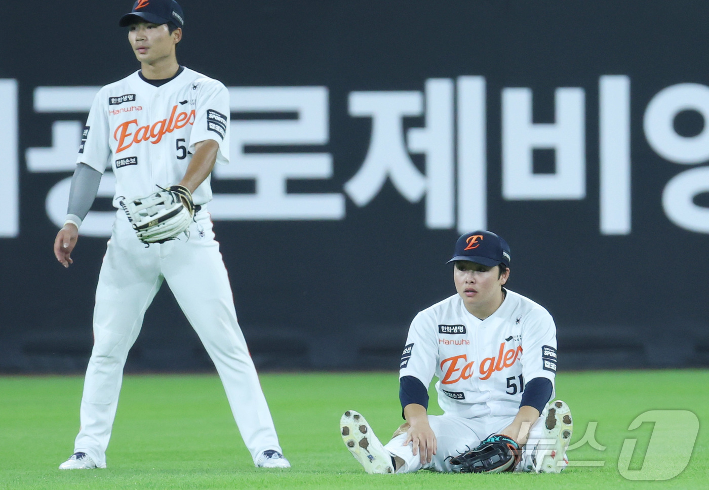 (대전=뉴스1) 김기남 기자 = 1일 대전 한화생명볼파크에서 열린 2026 신한 SOL KBO리그 KT위즈와 한화 이글스의 경기에서 9회초 한화 문현빈이 2개의 안타성 타구를 잡지 …