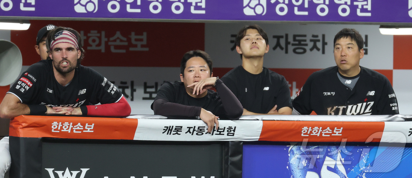 (대전=뉴스1) 김기남 기자 = 1일 대전 한화생명볼파크에서 열린 2026 신한 SOL KBO리그 KT위즈와 한화 이글스의 경기에서 KT 소형준과 힐리어드가 동점이 된 경기를 안타 …