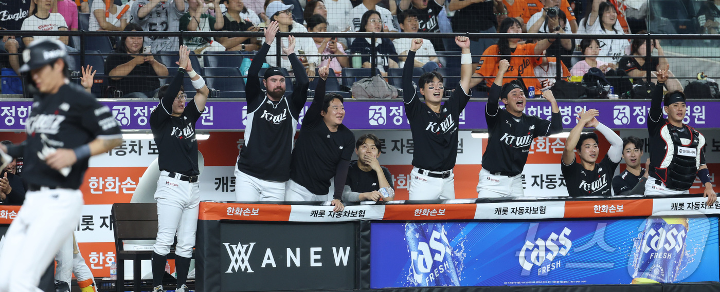 (대전=뉴스1) 김기남 기자 = 1일 대전 한화생명볼파크에서 열린 2026 신한 SOL KBO리그 KT위즈와 한화 이글스의 경기에서 9회초 KT 장진혁 안타에 선수들이 환호하고 있 …