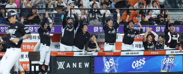 환호하는 KT,  승리 가자!