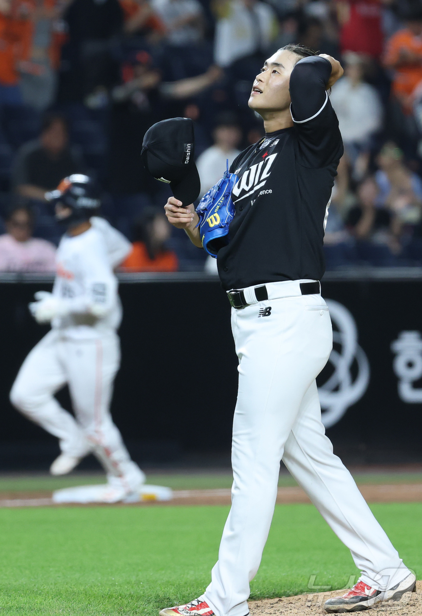 (대전=뉴스1) 김기남 기자 = 1일 대전 한화생명볼파크에서 열린 2026 신한 SOL KBO리그 KT위즈와 한화 이글스의 경기에서 9회말 2사 KT 박영현이 한화 박정현에게 솔로 …